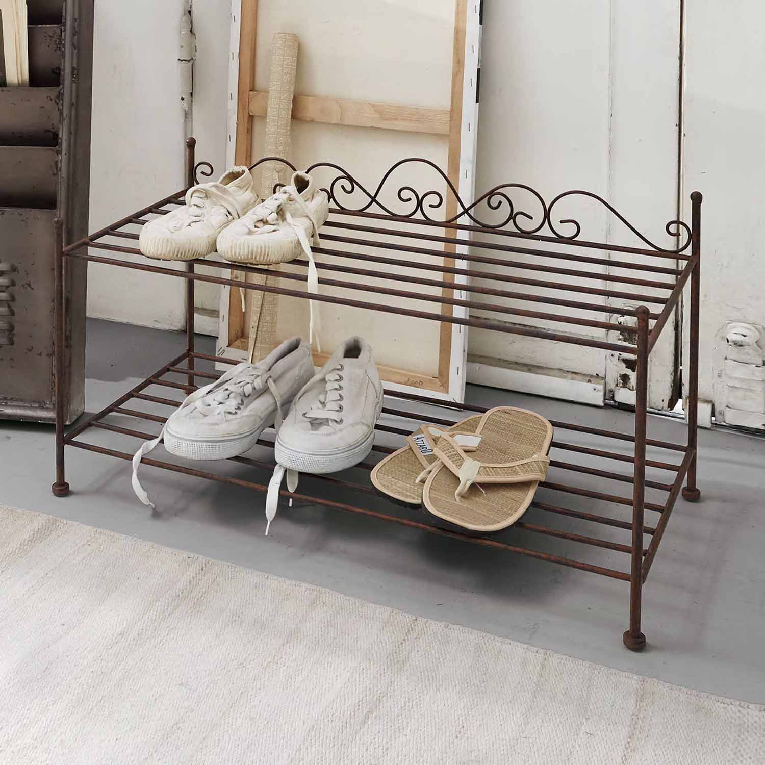 Zweistöckiges Schuhregal aus rostigem Metall im Vintage-Stil mit weißen und beigen Schuhen