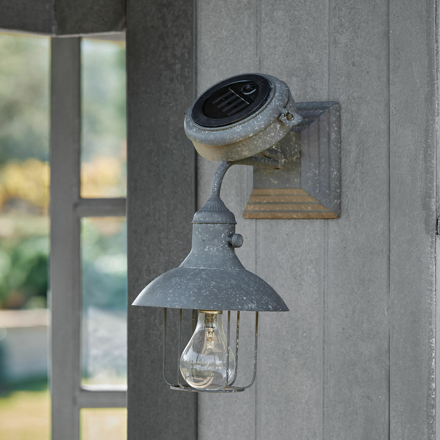 Solar-Wandlaterne Anniviers Graue Metall-Wandleuchte mit Schirm und Glühbirne im rustikalen Stil für Außenbeleuchtung