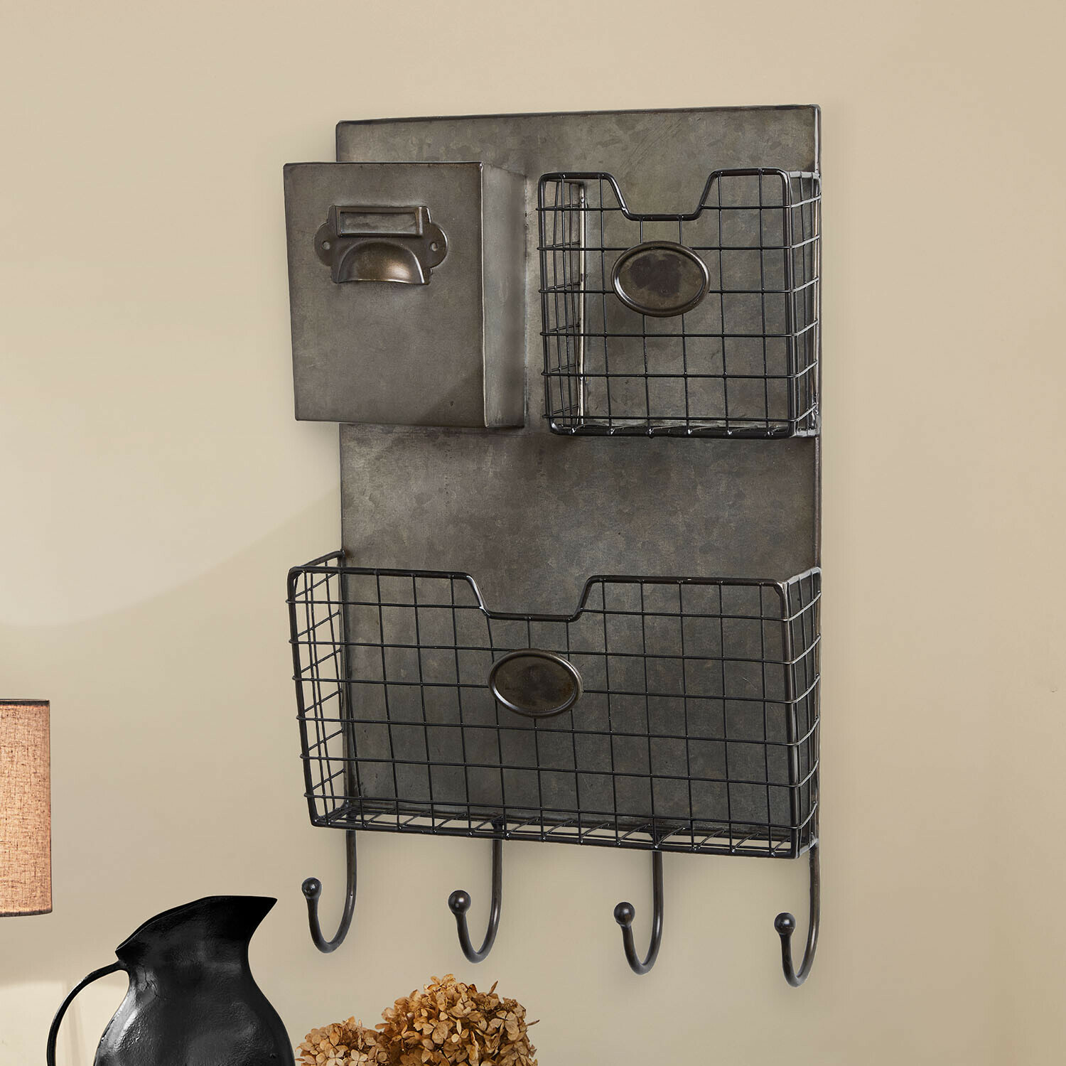 Organizer Zentros Metall-Wandorganizer mit zwei Körben und vier Haken im industriellen Stil