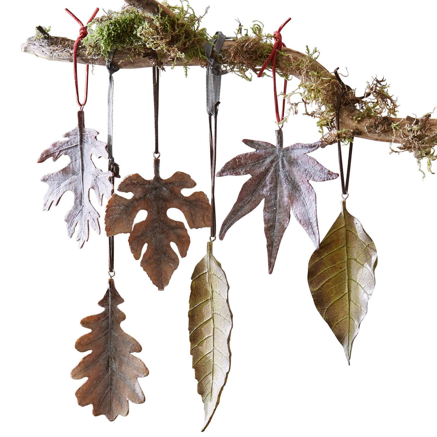 Blatt 6er Set Merel Metallblätter in Braun- und Grüntönen an moosbedecktem Ast hängend, herbstliche Dekoration