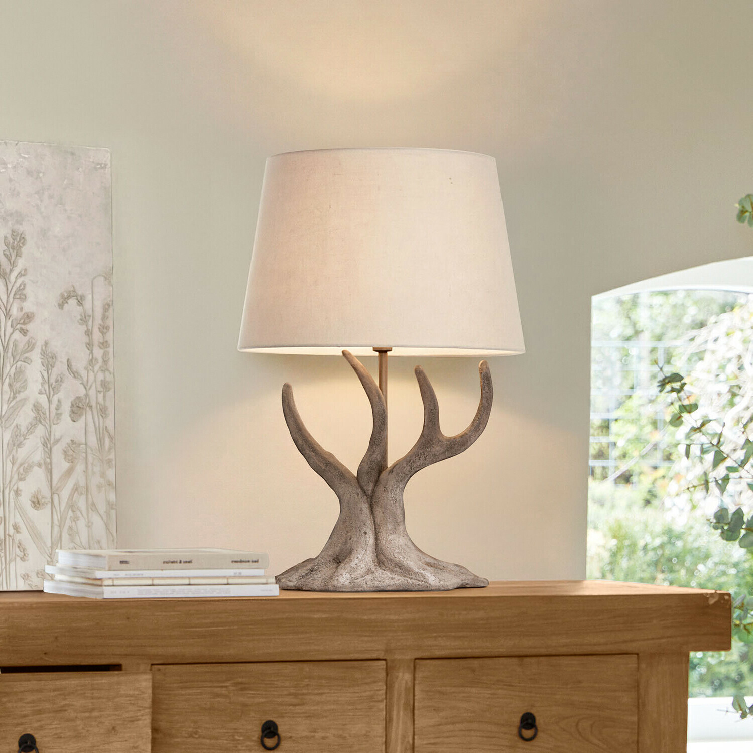 Tischlampe Kestrell Tischlampe mit beigem Lampenschirm und grauer Ast-ähnlicher Basis, stilvolle Wohnraumbeleuchtung