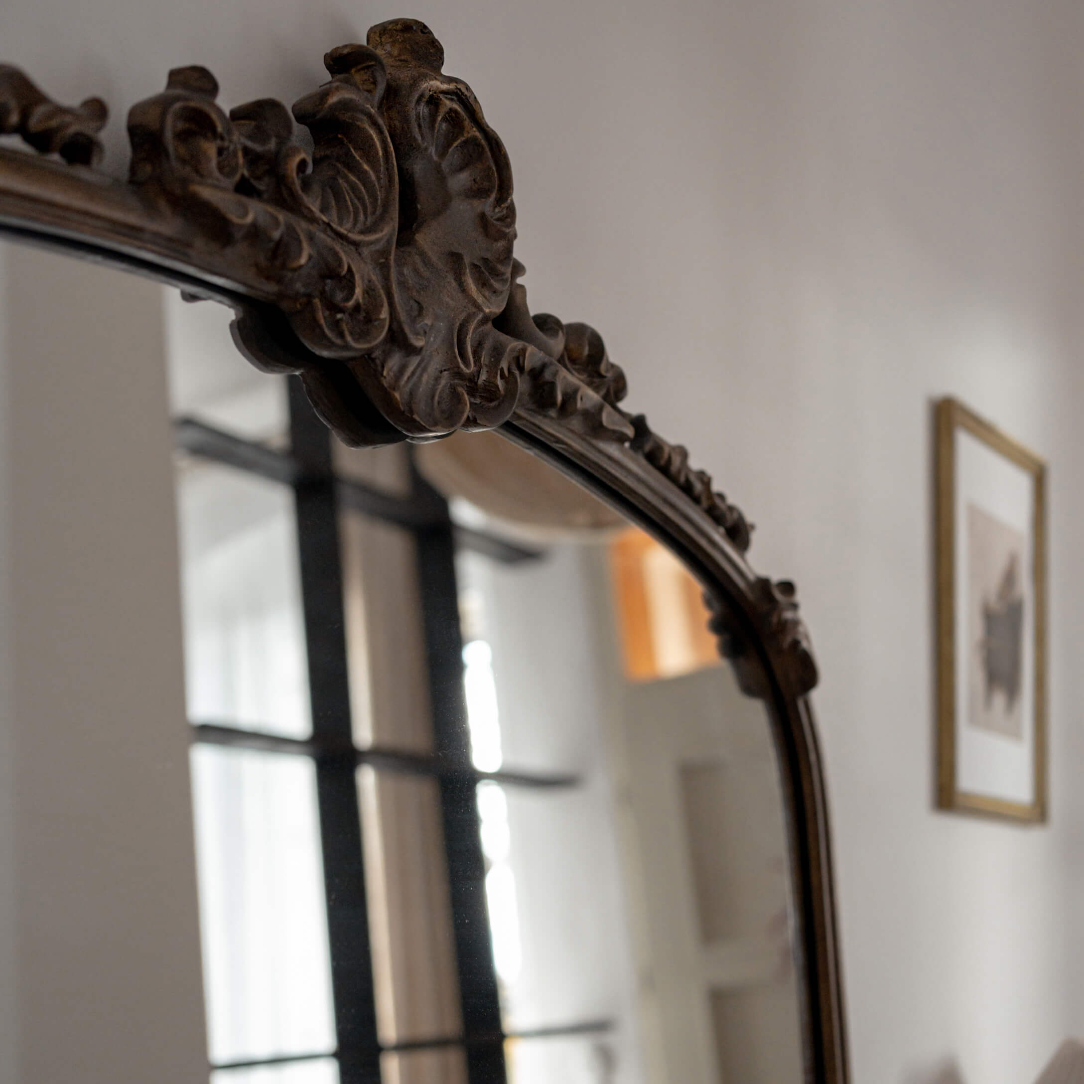 Verziertes Spiegel mit dunkelbraunem Holzrahmen und klassischem Schnitzdesign für Wohnzimmer