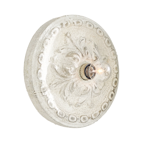Runde weiße Wandlampe aus Keramik mit dekorativem Muster und sichtbarer Glühbirne, Vintage-Wandleuchte