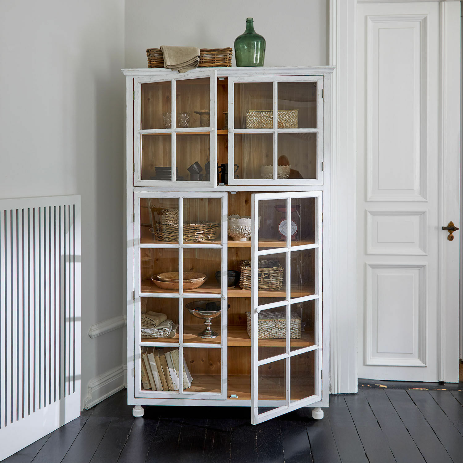 Weiße Holzvitrine mit Glastüren und natürlichem Innenraum im rustikalen Stil