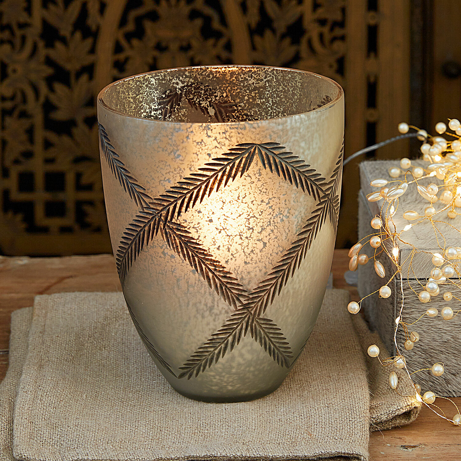 Glas-Teelichthalter in Grau mit Blattmuster, dekorativ für stimmungsvolle Wohnraumbeleuchtung