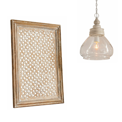 Holz-Wanddeko mit filigranem Muster in Naturfarbe und hängende Glaslampe mit Holzdetails