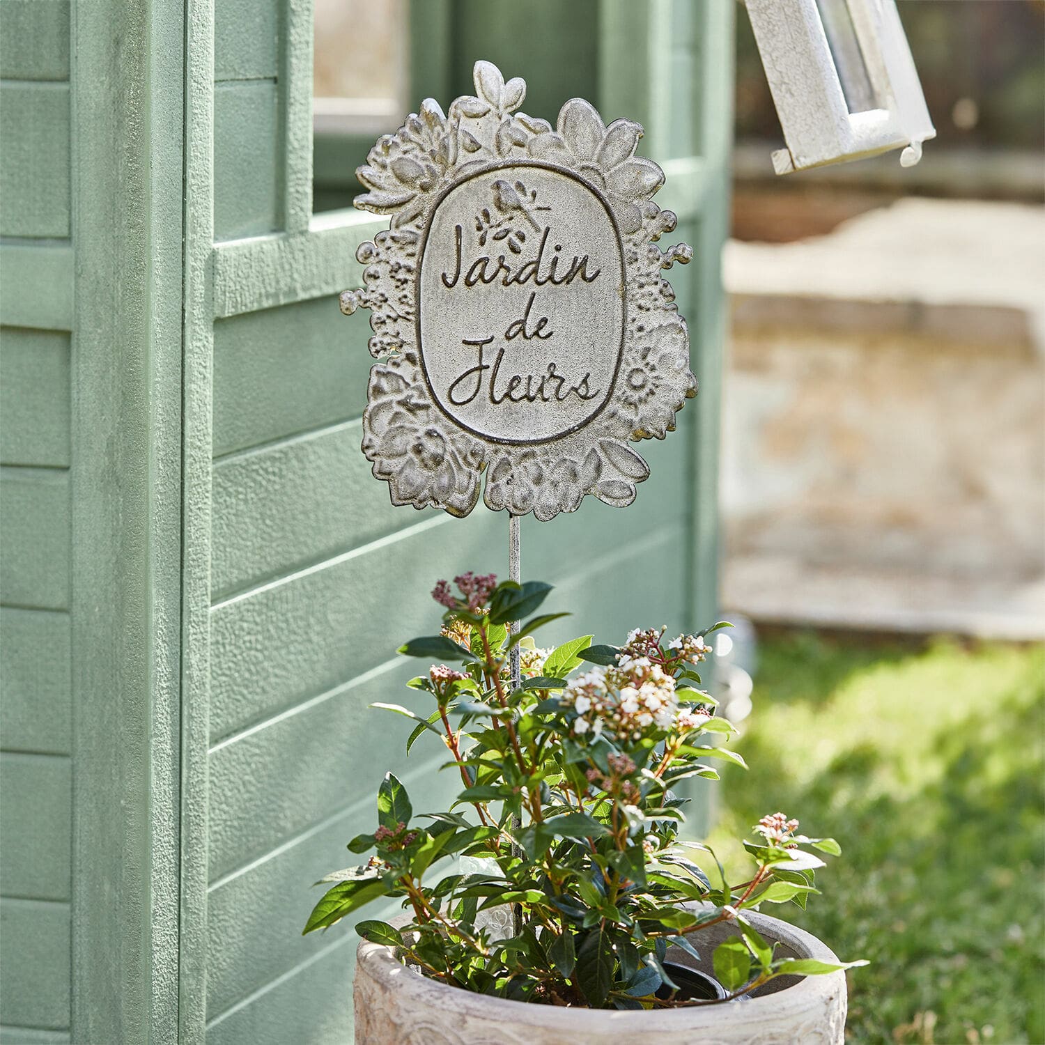 Gartenstab Luanda Metall-Gartendekoration mit Schriftzug Jardin de Fleurs in Blumentopf mit grünen Blättern und weißen Blüten
