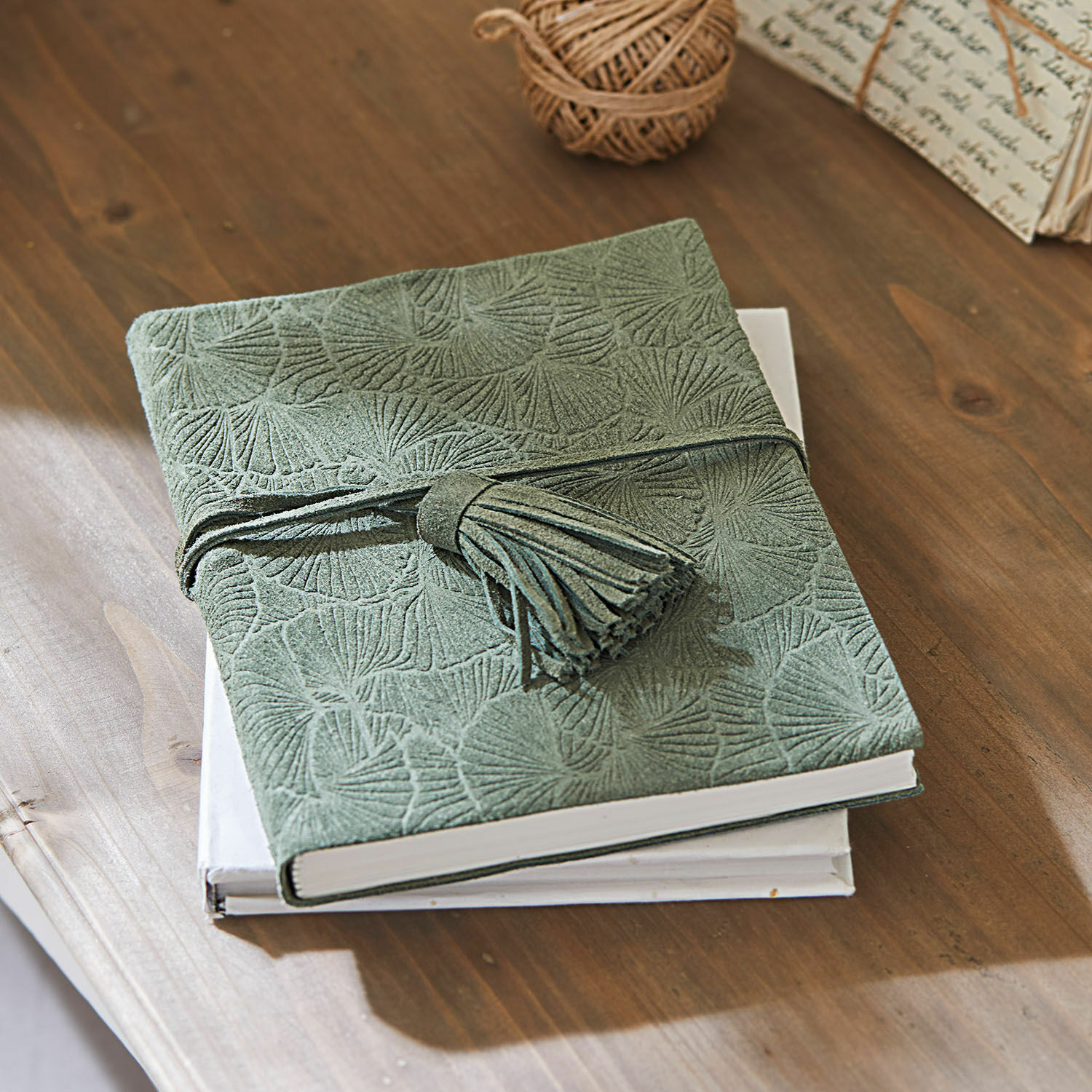Notizbuch Brocton Grünes Notizbuch aus Wildleder mit Prägung und Quaste auf Holztisch, Schreibzubehör