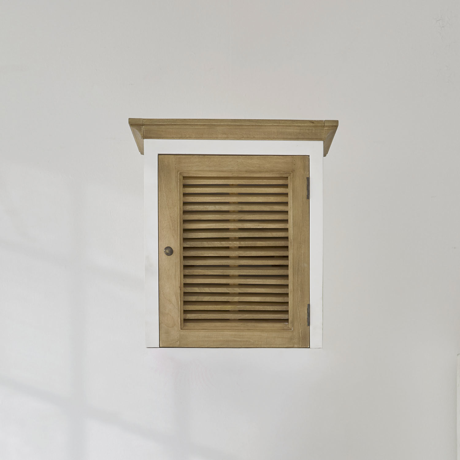 Schrankaufsatz Degarmo Wandschrank aus Holz mit weißem Rahmen und Lamellentür in natürlicher Holzfarbe