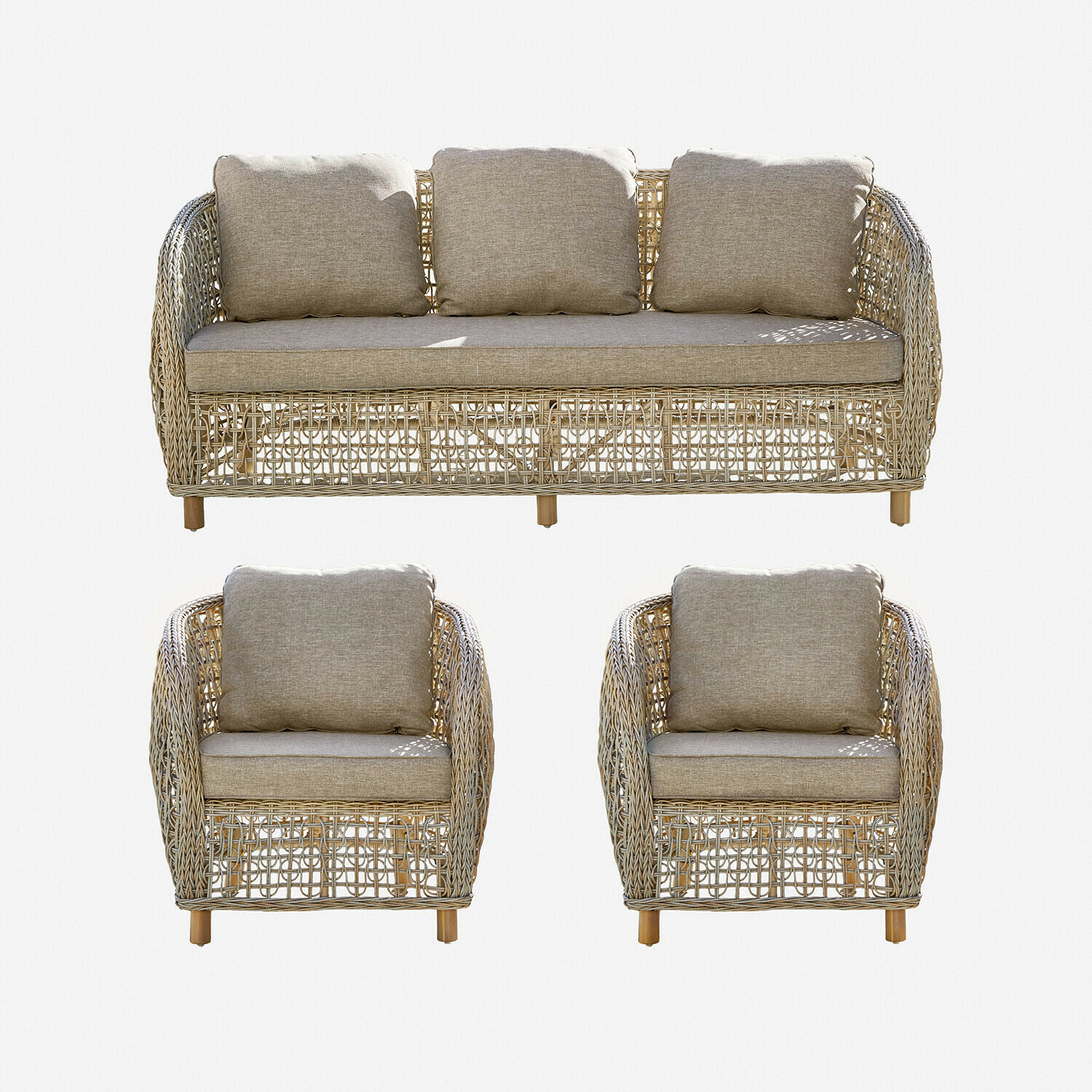 Gartenmöbel-Set aus natürlichem Rattan mit beigen Kissen, bequeme Sitzgelegenheiten