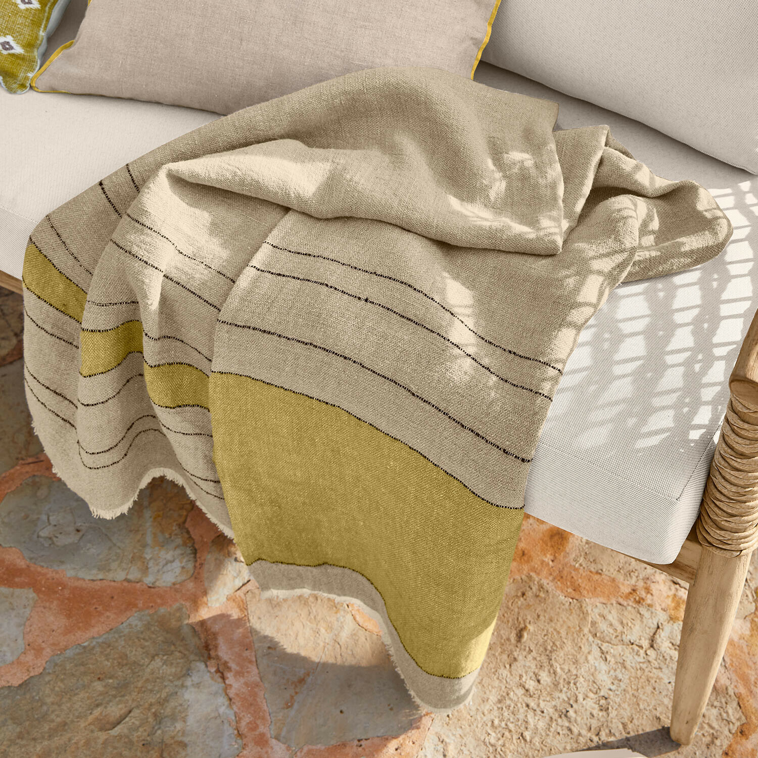 Plaid Brisalda Beige-olivfarbene Leinen-Decke mit feinem Streifenmuster, ideal für Wohnkultur und Entspannung