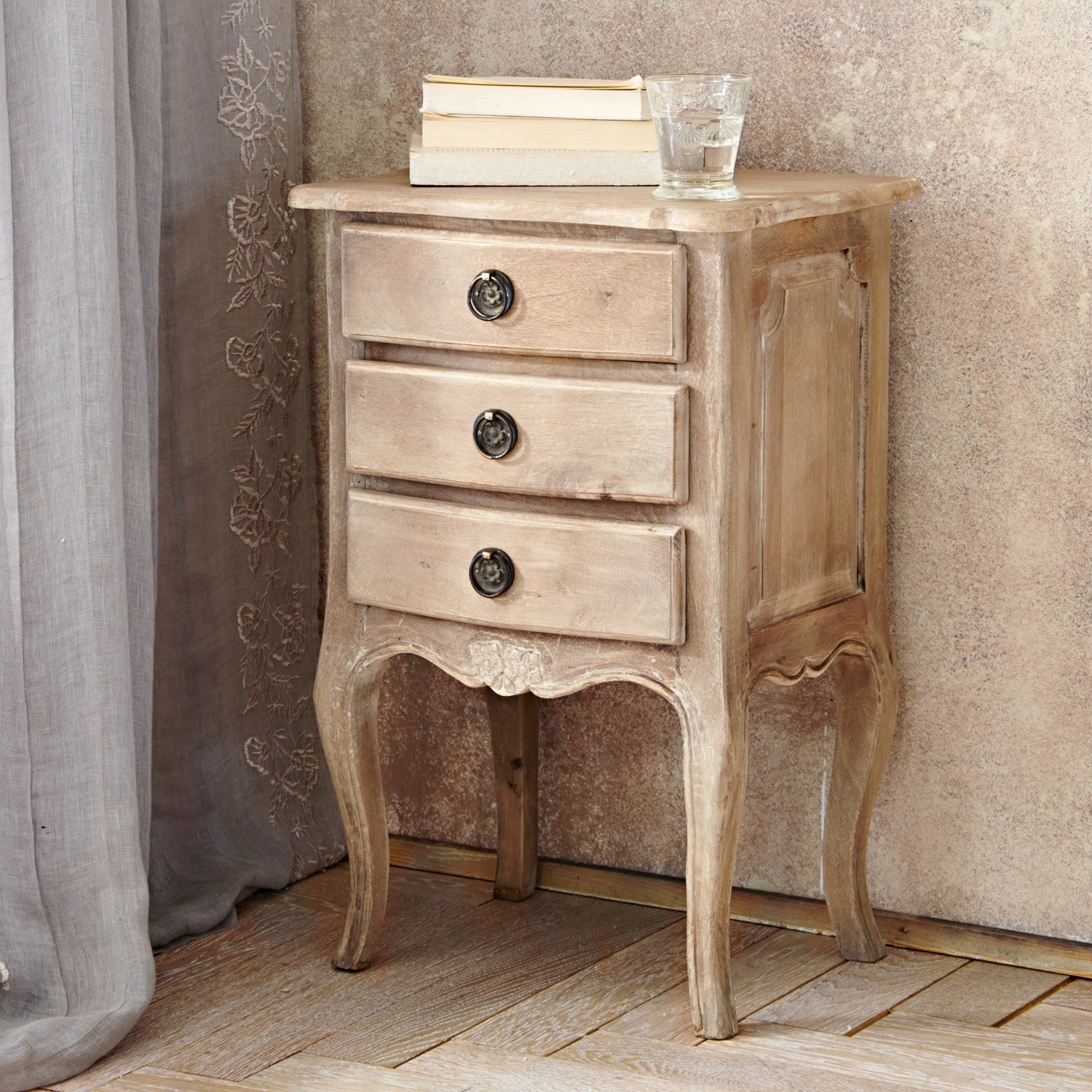 Nachttisch Loury Vintage Nachttisch aus Holz in hellbraun mit drei Schubladen und runden Griffen