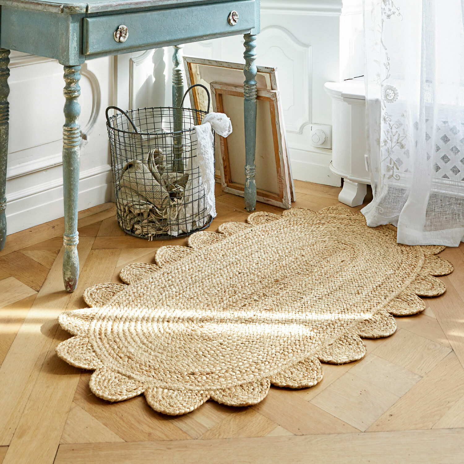 Teppich Ferce Ovaler Teppich aus natürlicher Jute mit dekorativem Rand, ideal für Wohnraumgestaltung.