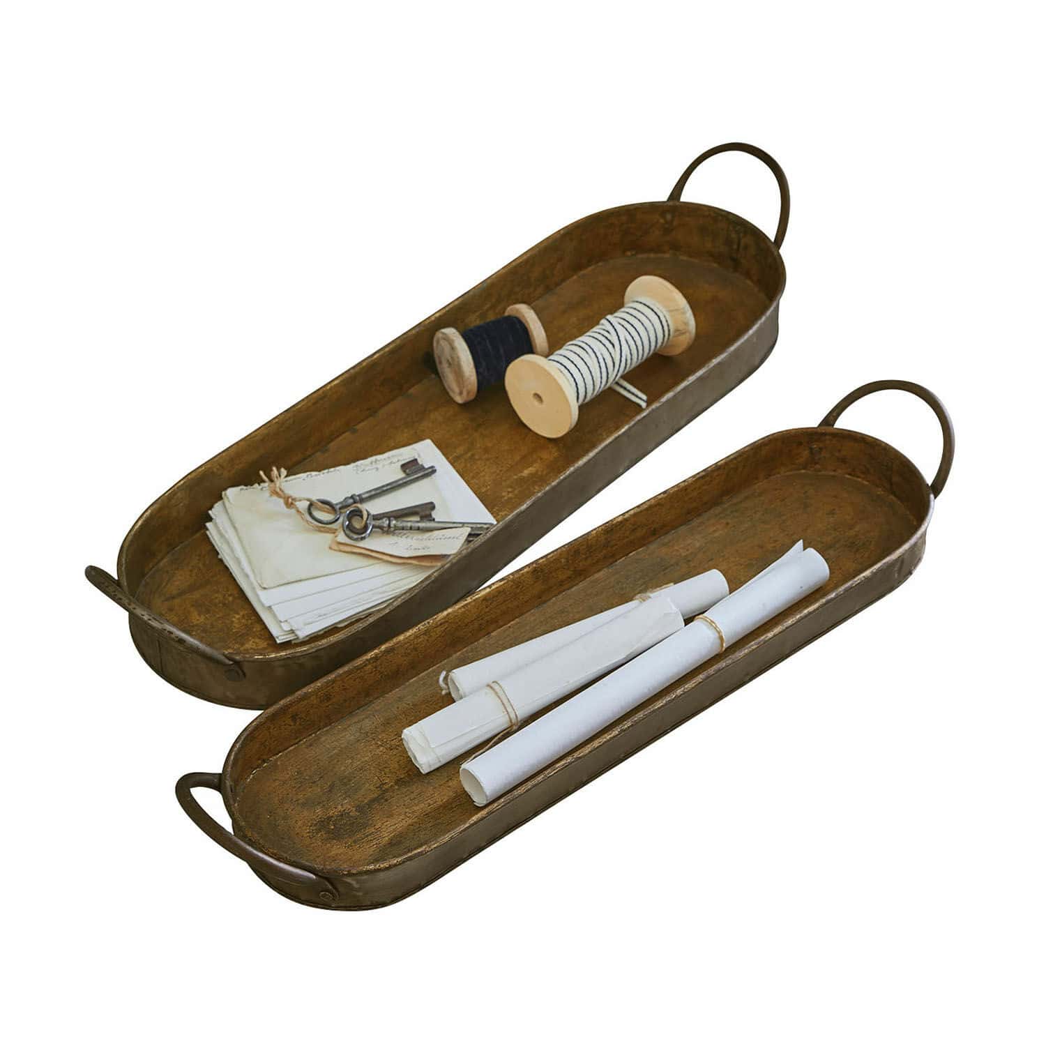 Tablett 2er Set Célianne Zwei braune Metalltabletts mit Griffen, eines mit Schlüsseln und Garnspulen, das andere mit Papierrollen