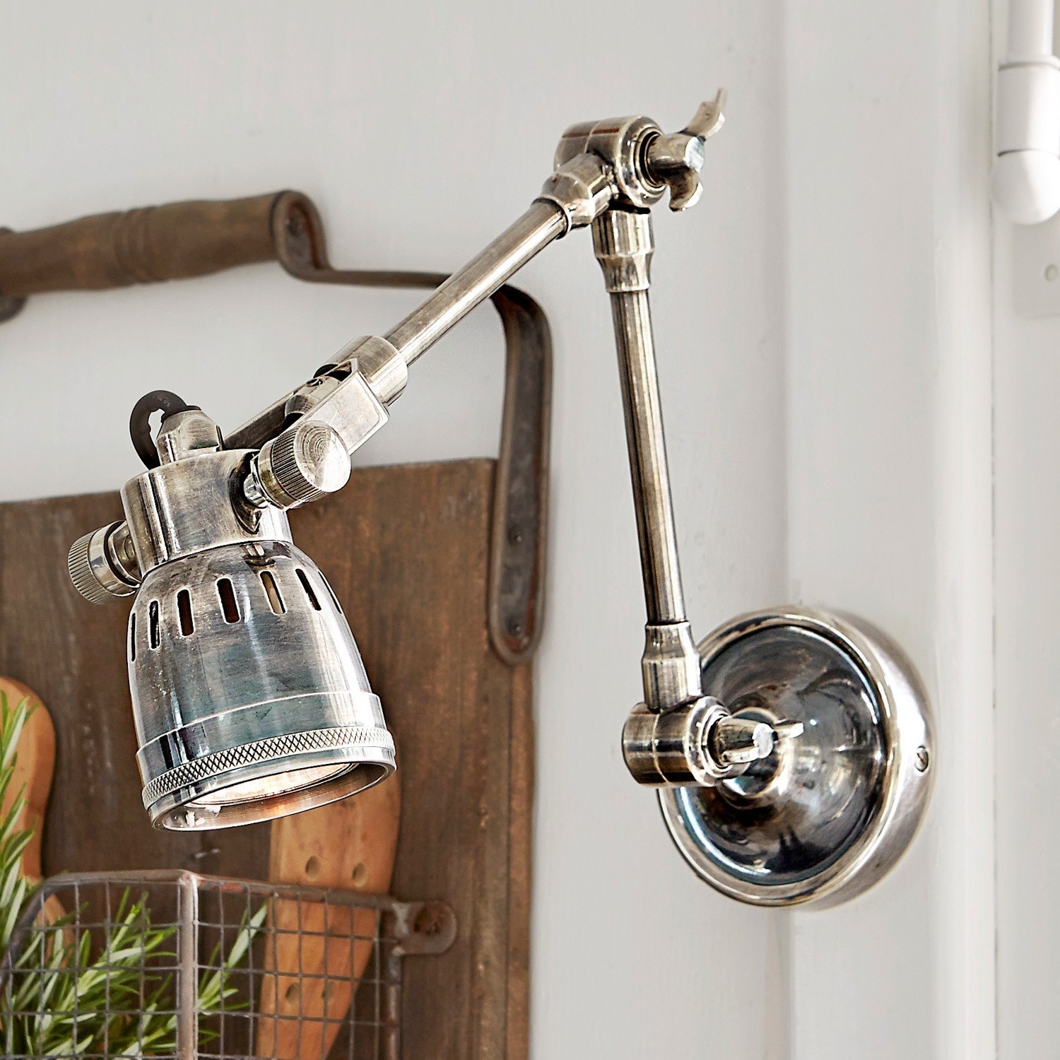 Wandlampe Abagail Verstellbare Wandleuchte aus Metall in Silber im Vintage-Stil für stilvolle Innenbeleuchtung