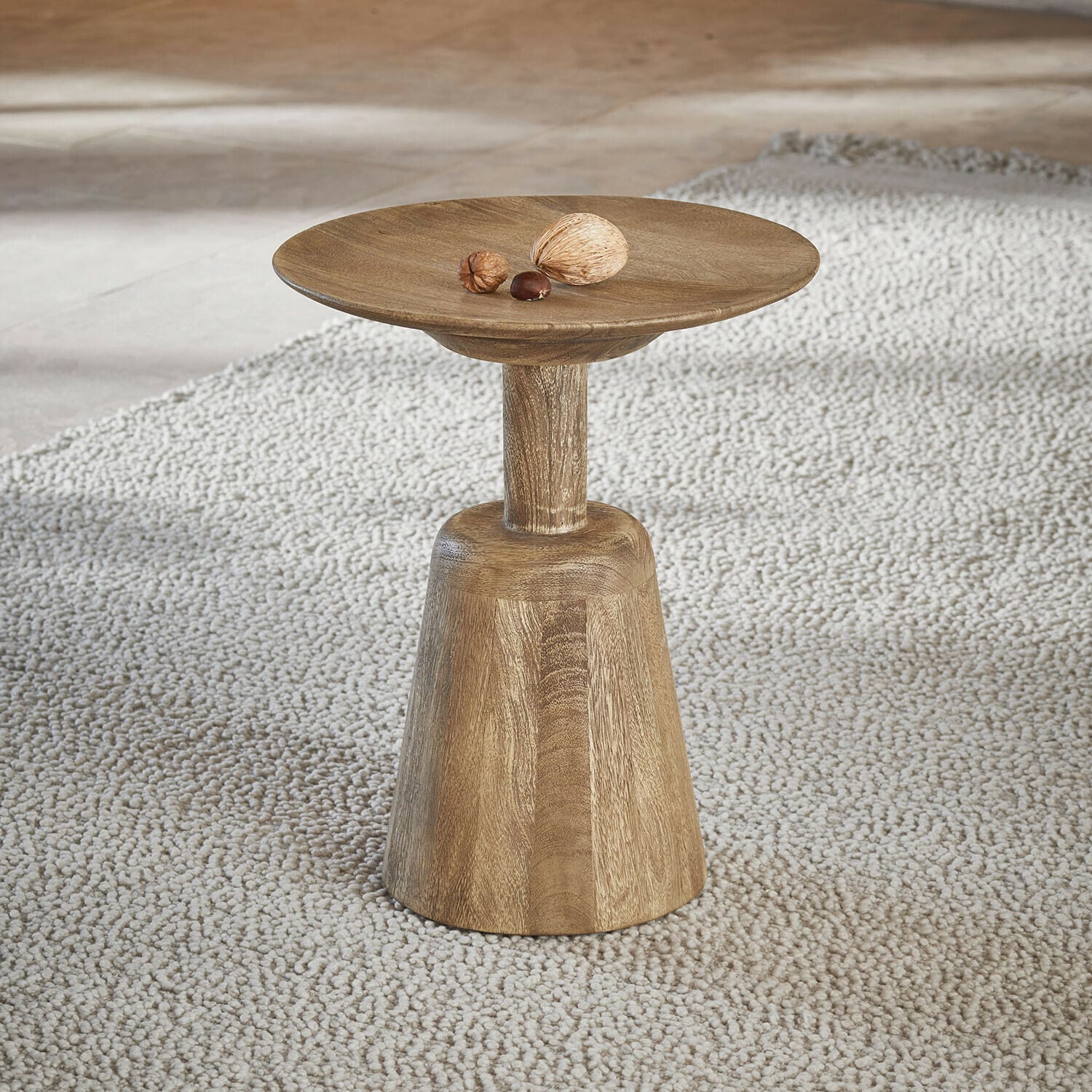 Beistelltisch Ulric Beistelltisch aus Holz in Naturfarbe auf hellem Teppich, minimalistisches Design fürs Wohnzimmer