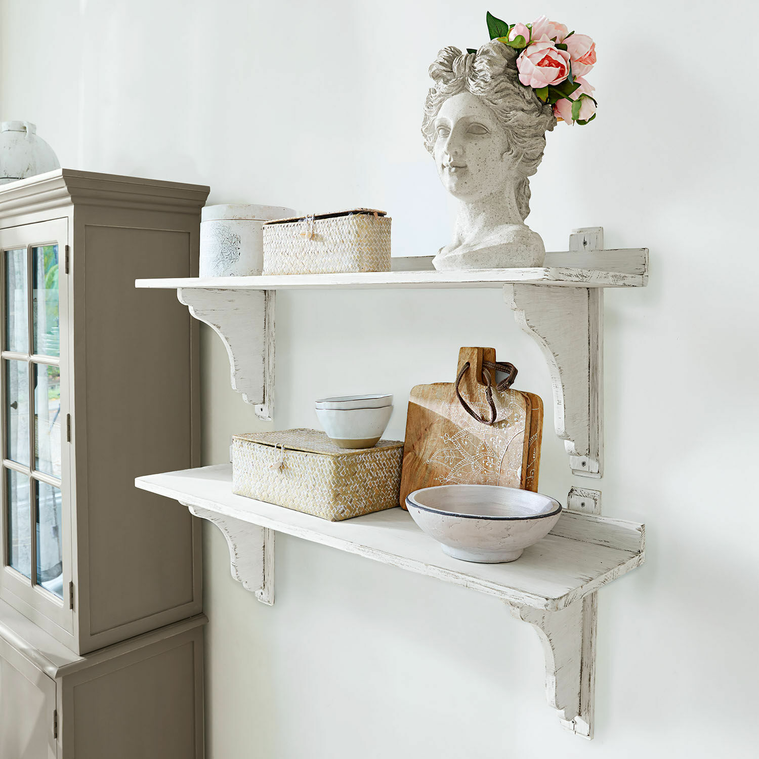 Wandregal 2er Set Yvelique Weiße Holz-Wandregale mit dekorativer Kopf-Skulptur und Vintage-Küchenaccessoires im Landhausstil