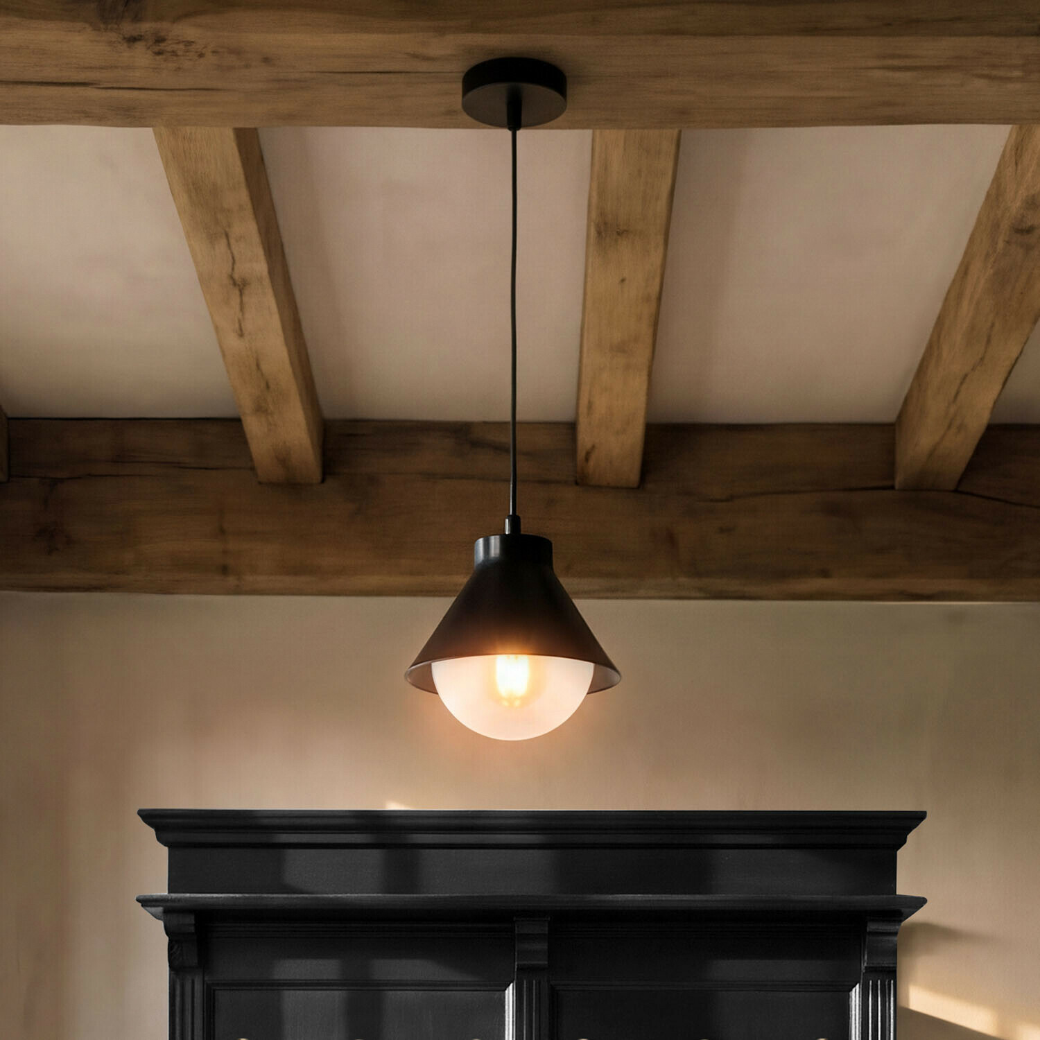 Hängelampe Térélune Schwarze Metall-Pendelleuchte mit mattiertem Glas an rustikalen Holzbalken
