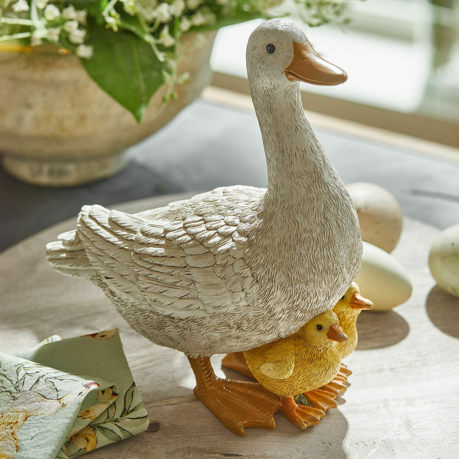 Deko-Gans Sunnyo Deko-Figur aus Kunststoff einer weißen Ente mit zwei gelben Küken, rustikaler Tischschmuck