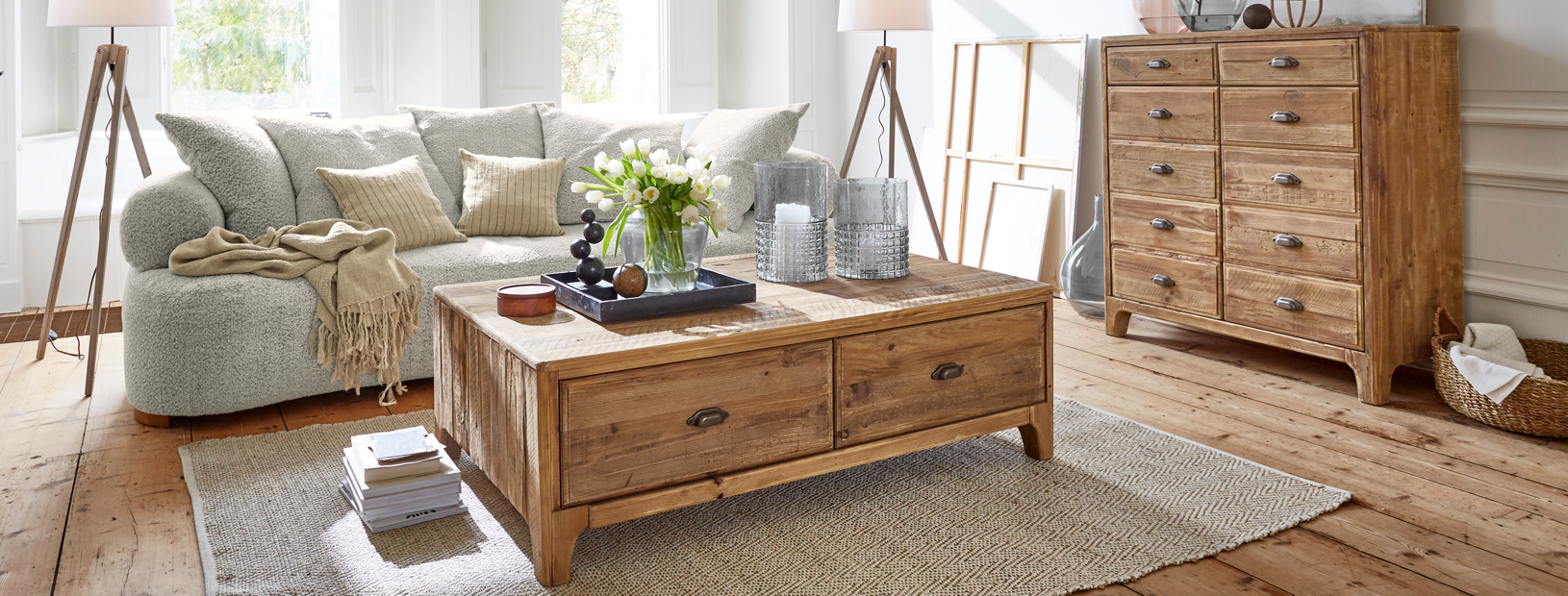 Vintage Wohnzimmer mit Holzmöbeln, grauem Sofa und natürlichen Dekorationen im Landhausstil