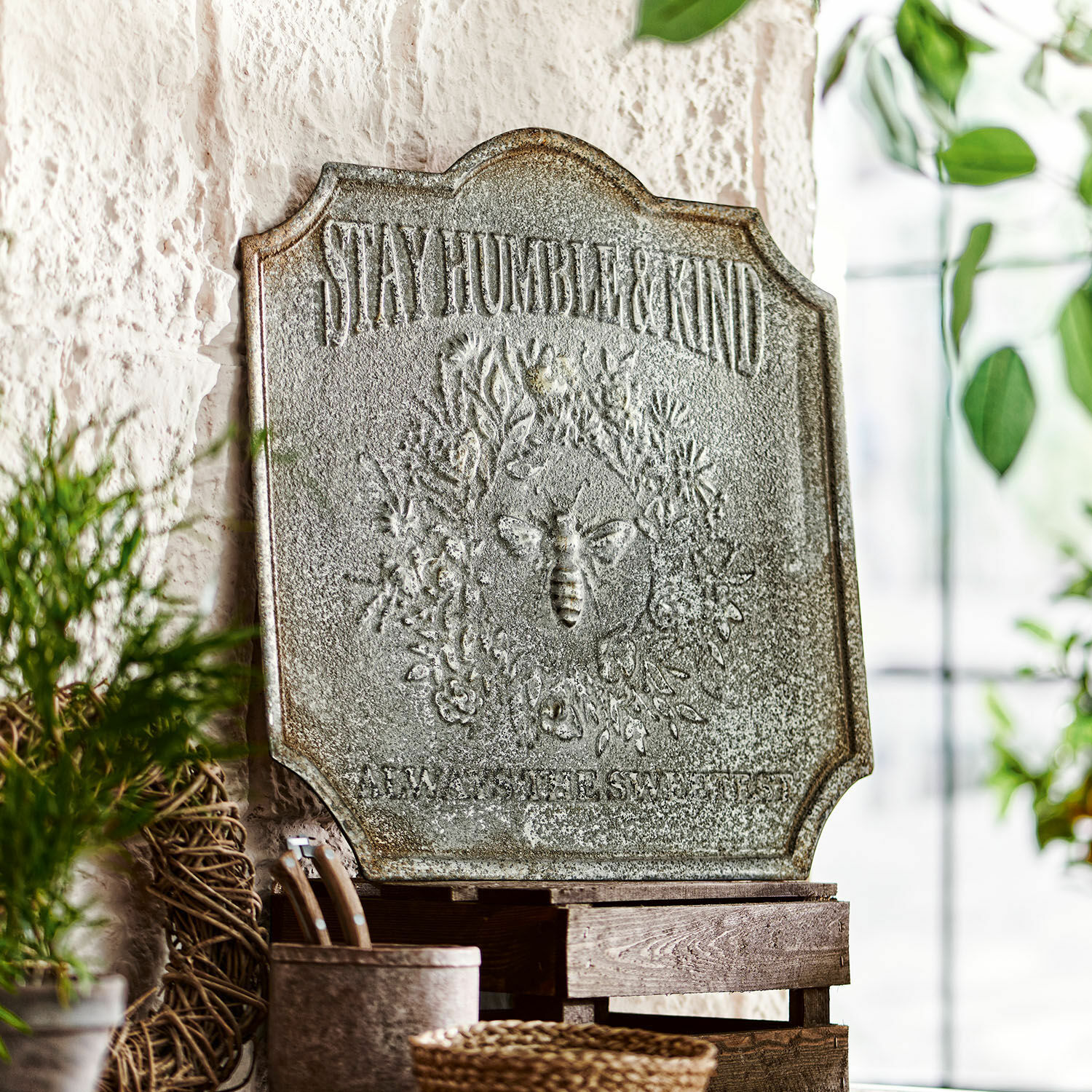 Deko-Schild Humble Metall-Wanddekoration mit Schriftzug Stay Humble & Kind und Bienenmotiv im Vintage-Stil