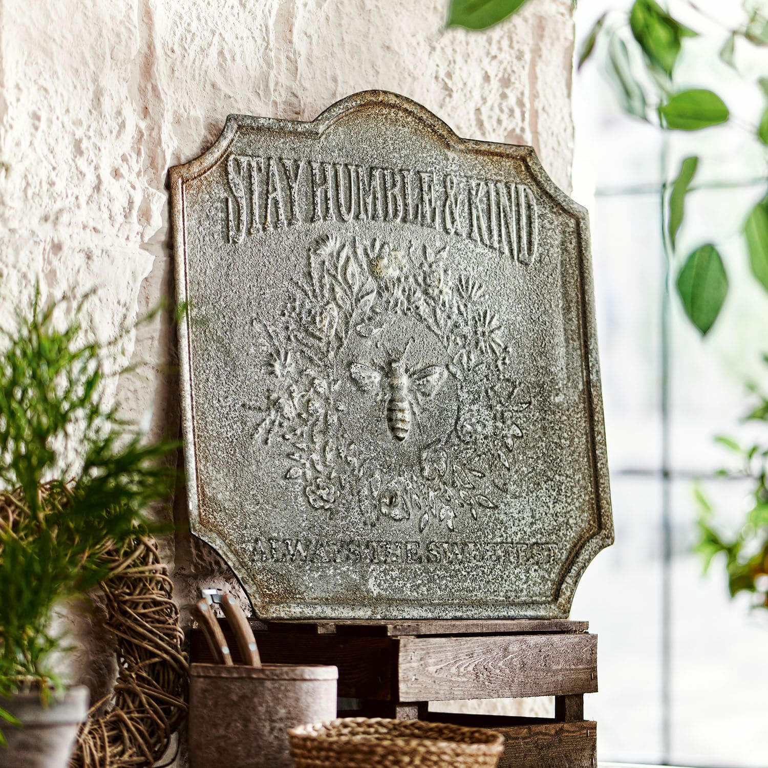 Deko-Schild Humble Metall-Wanddekoration mit Schriftzug Stay Humble & Kind und Bienenmotiv im Vintage-Stil