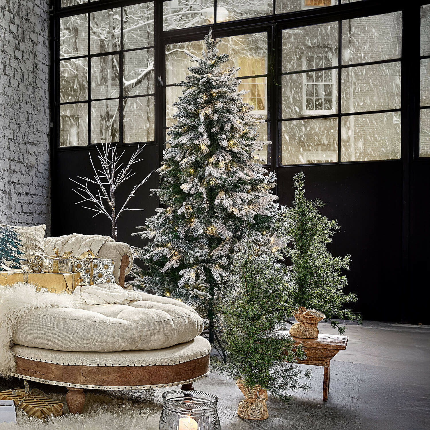 Weihnachtsbaum Norila Künstlicher Weihnachtsbaum mit Schneebesatz und Lichterkette in modernem Raum mit beigem Sofa und Geschenken