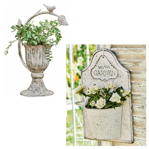 Dekorativer Metall-Blumenhalter im Shabby-Chic-Stil in Weiß mit Vogelmotiven und grünen Pflanzen