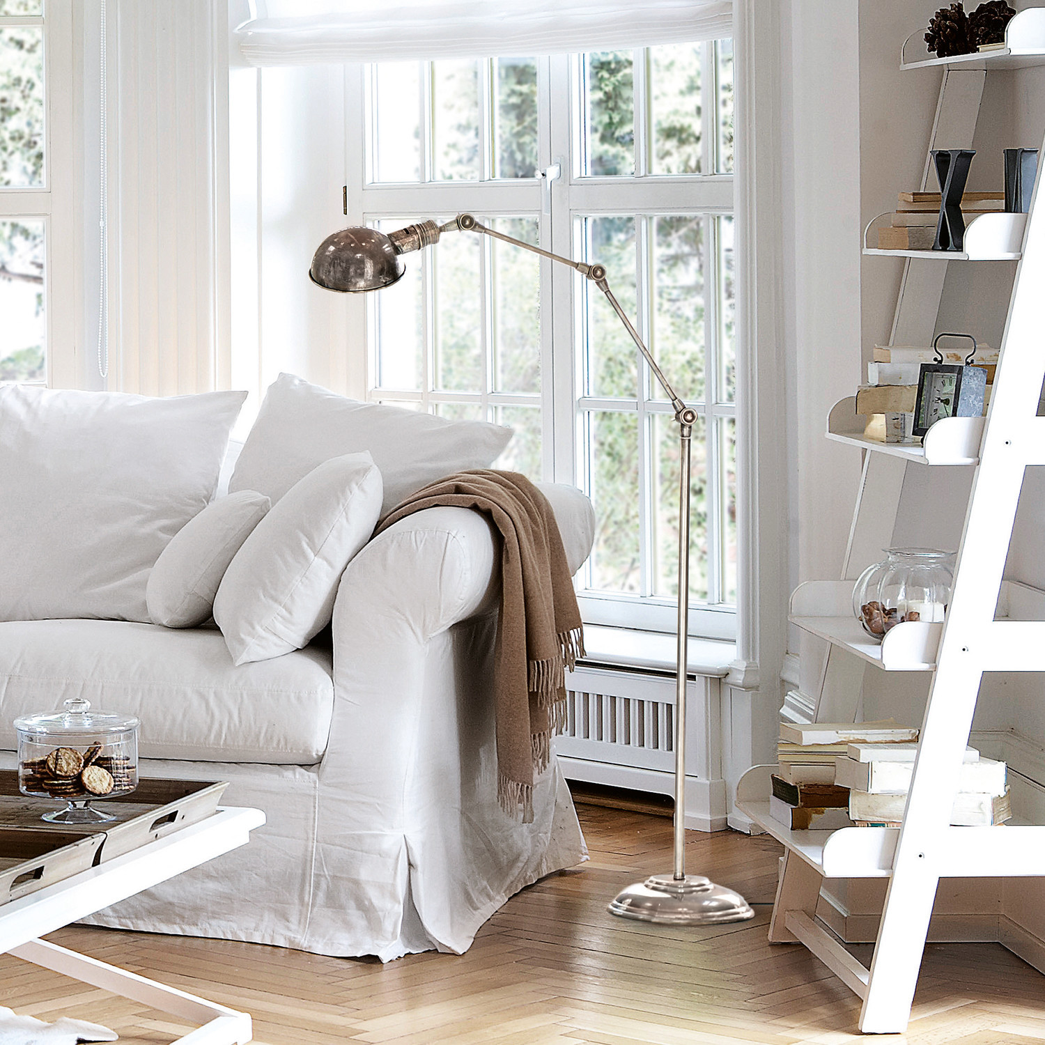 Stehlampe Tulsa Metall-Stehlampe mit verstellbarem Arm im hellen Wohnzimmer mit weißem Sofa und Holzparkett