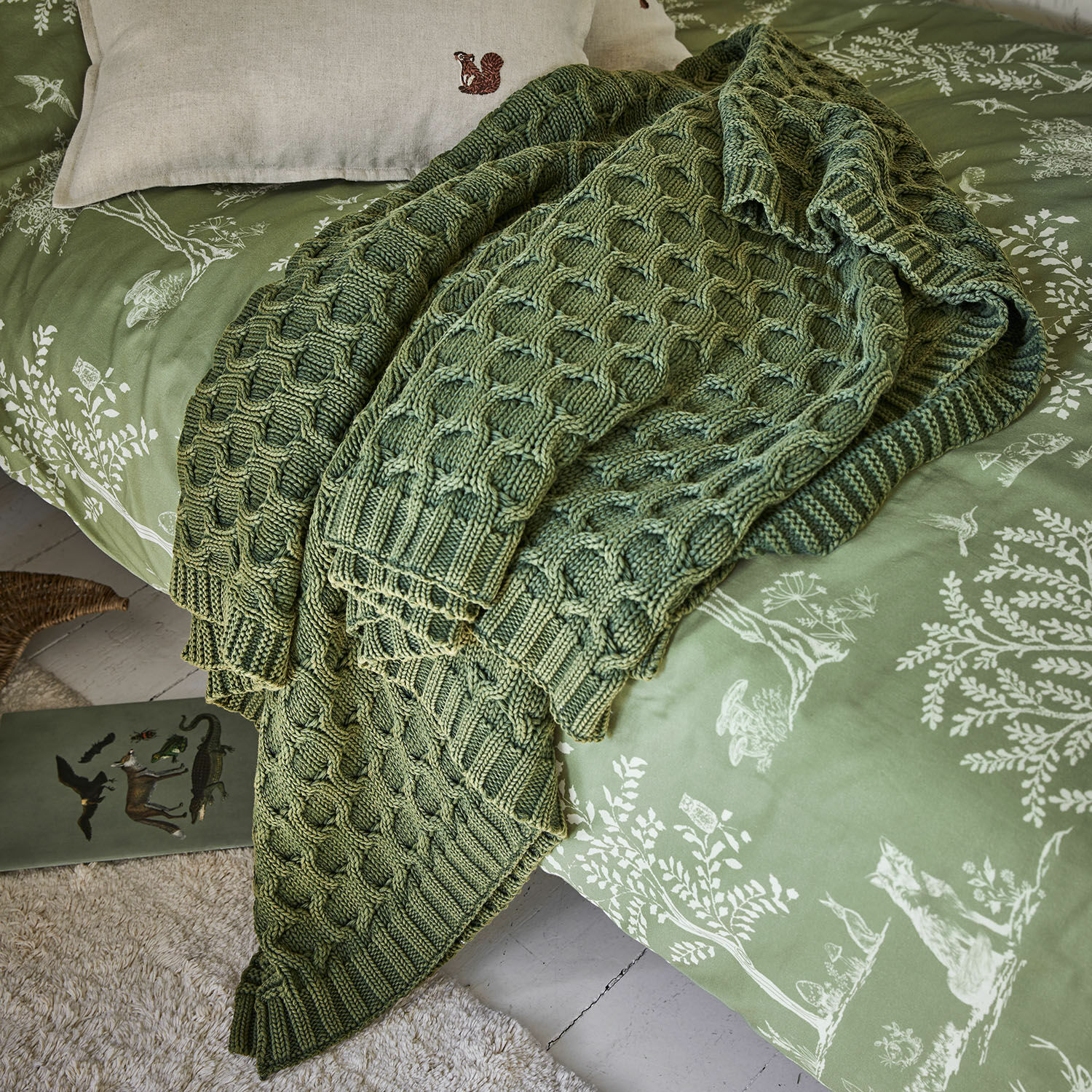 Plaid Sovilex Grüne, grob gestrickte Decke auf grünem Bettbezug mit Naturmotiven, dekorativ und wärmend