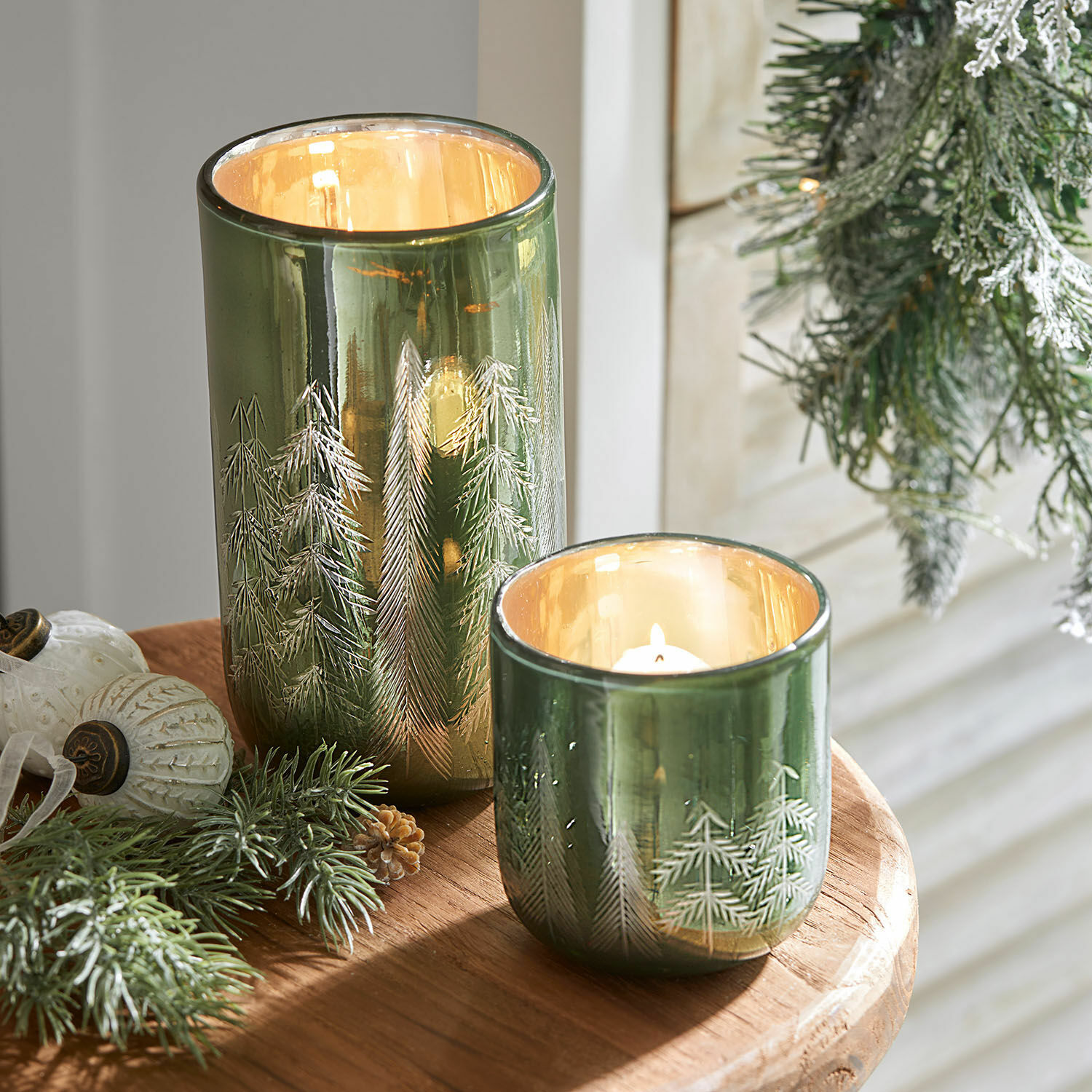 Windlicht 2er Harifaz Grüne Glaswindlichter mit Baum-Motiv, Weihnachtsdekoration auf Holztisch mit Tannenzweigen