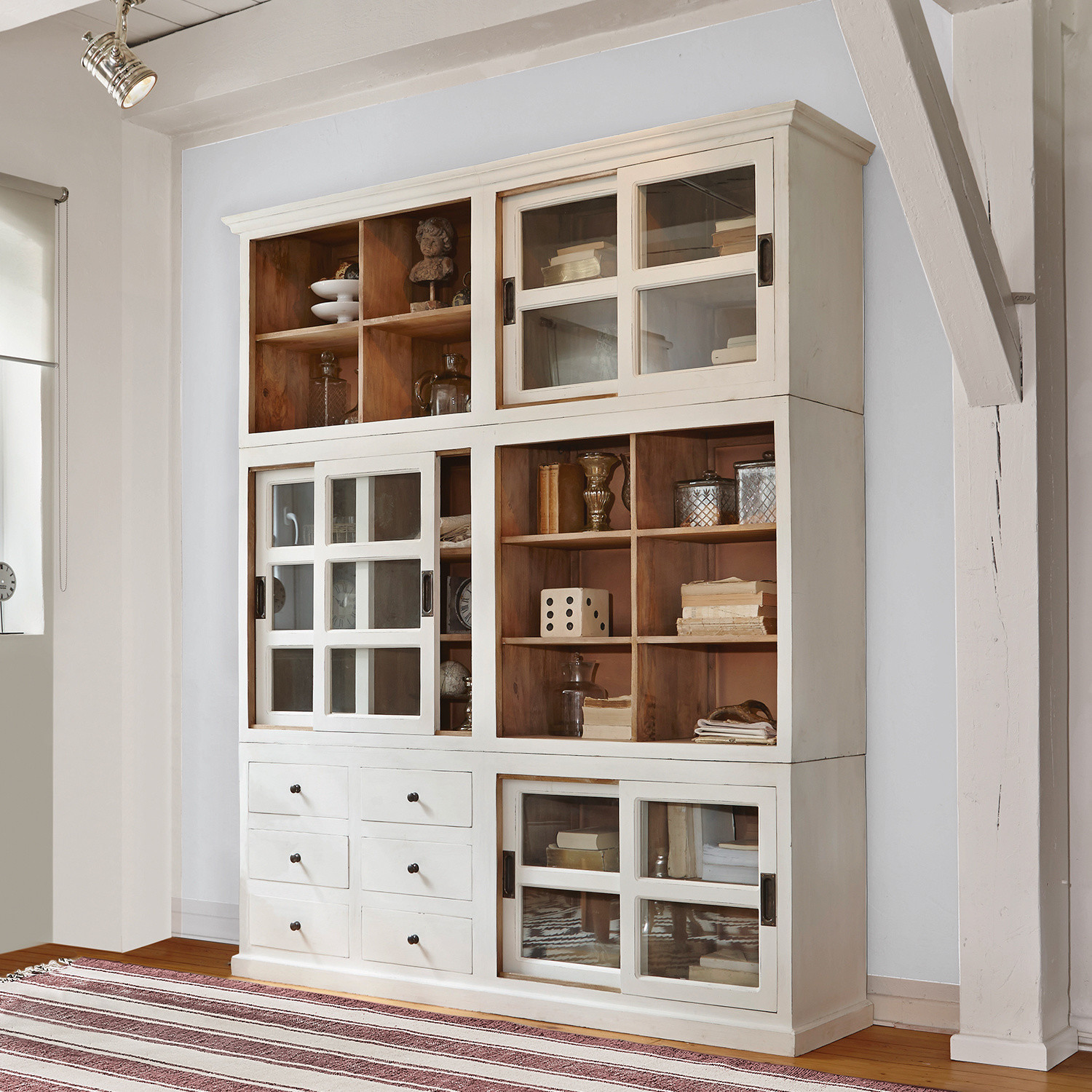 Schrank Dubberly Weiße Holzvitrine mit Glastüren und Regalen für Bücher und Dekorationen