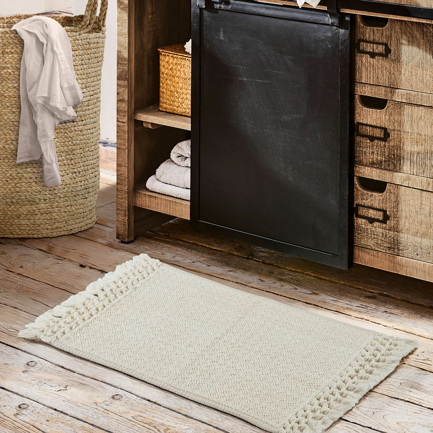 Badematte 2er Set Faelwyn Cremefarbener Baumwollteppich mit Fransen auf Holzboden im Badezimmer, Wohnaccessoire