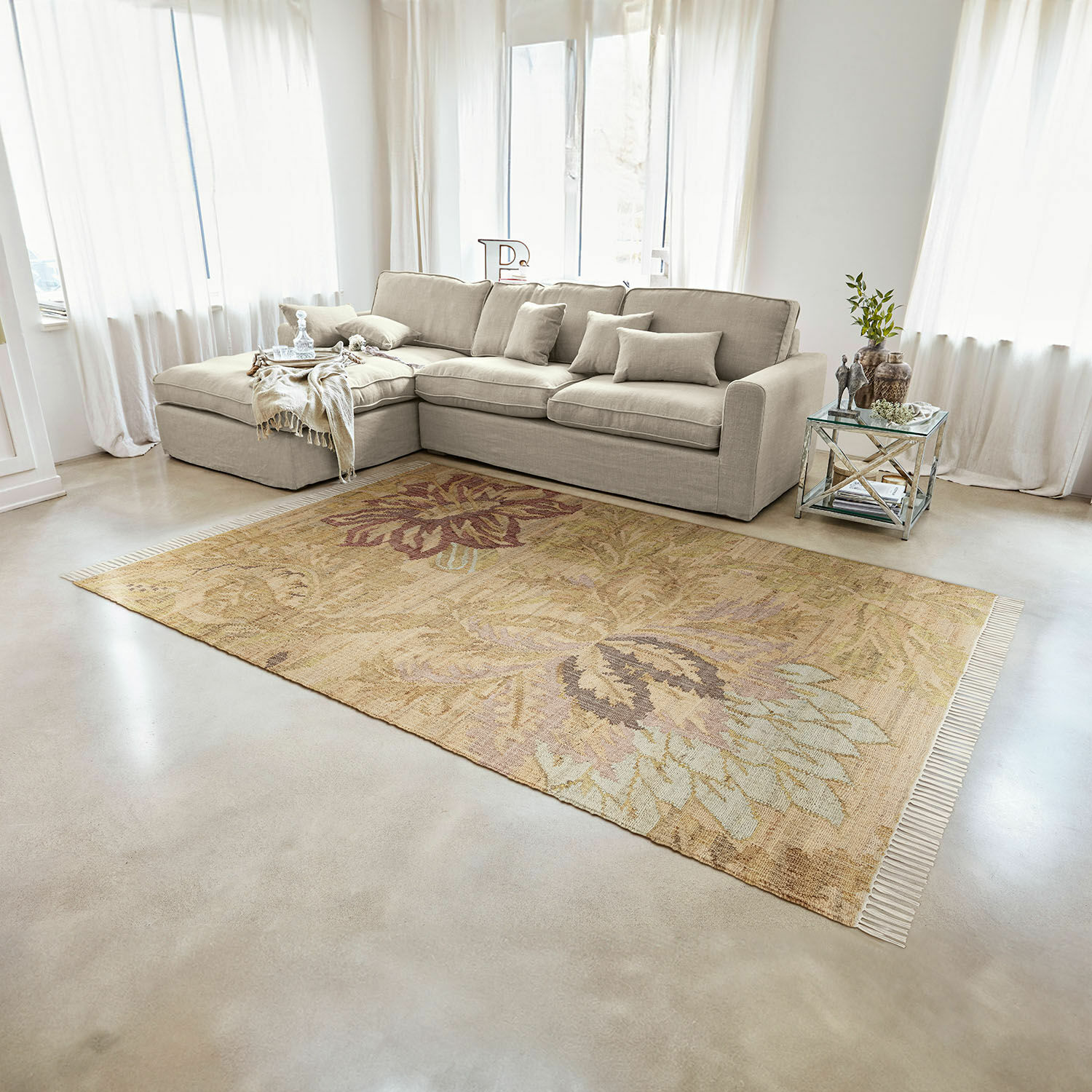 Teppich Willeque Beiger Teppich mit floralem Muster auf hellem Boden in modernem Wohnzimmer mit Sofa