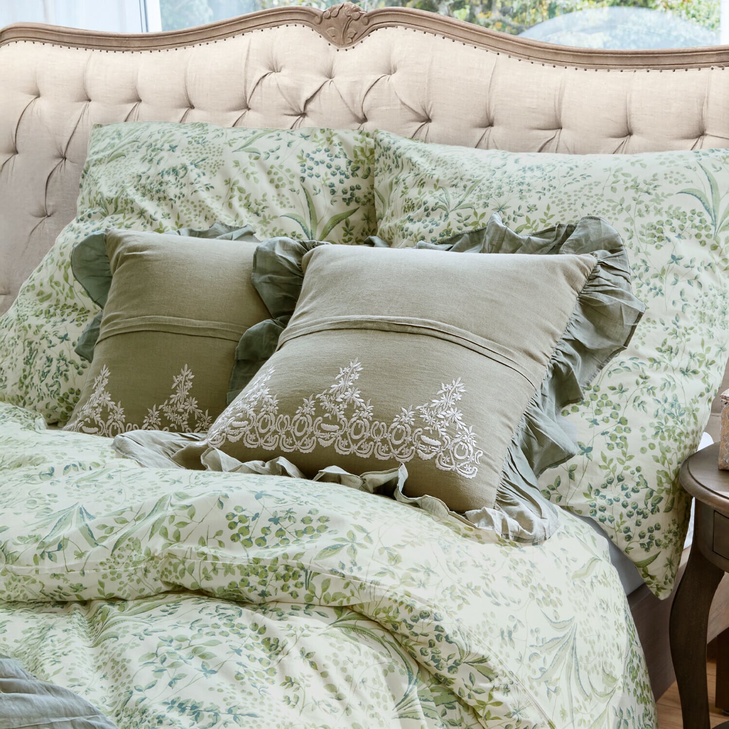Kissenhülle 2er Set Therese Bettwäsche-Set mit grünen Pflanzenmotiven und bestickten Leinenkissen für das Schlafzimmer