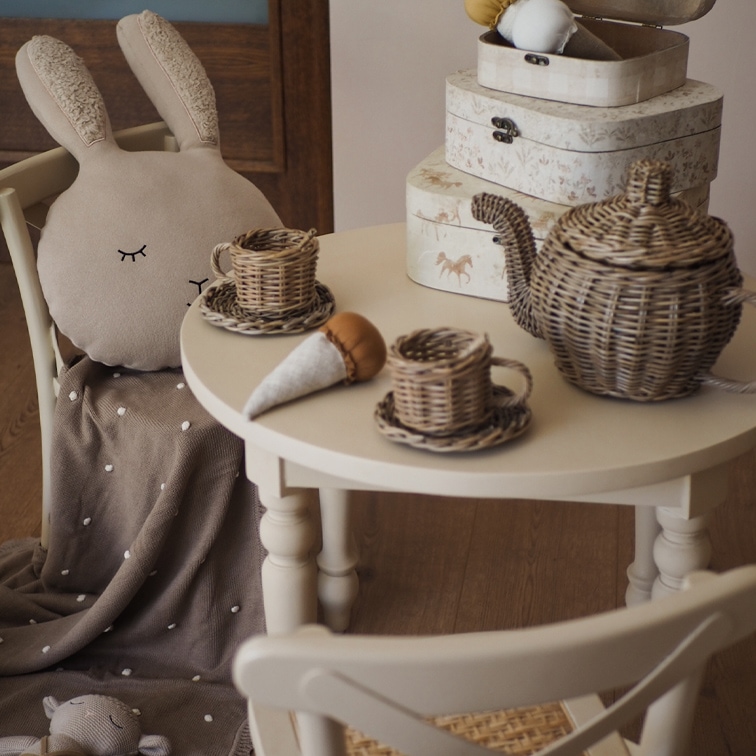 Wikinger-Teeset auf weißem Tisch mit Plüsch-Kissen in Hasenform und brauner Decke