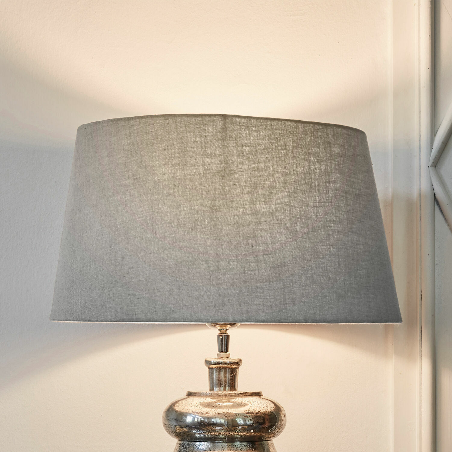 Lampenschirm Boffas Tischlampe mit Metallfuß und grauem Leinenlampenschirm für stilvolle Wohnraumbeleuchtung