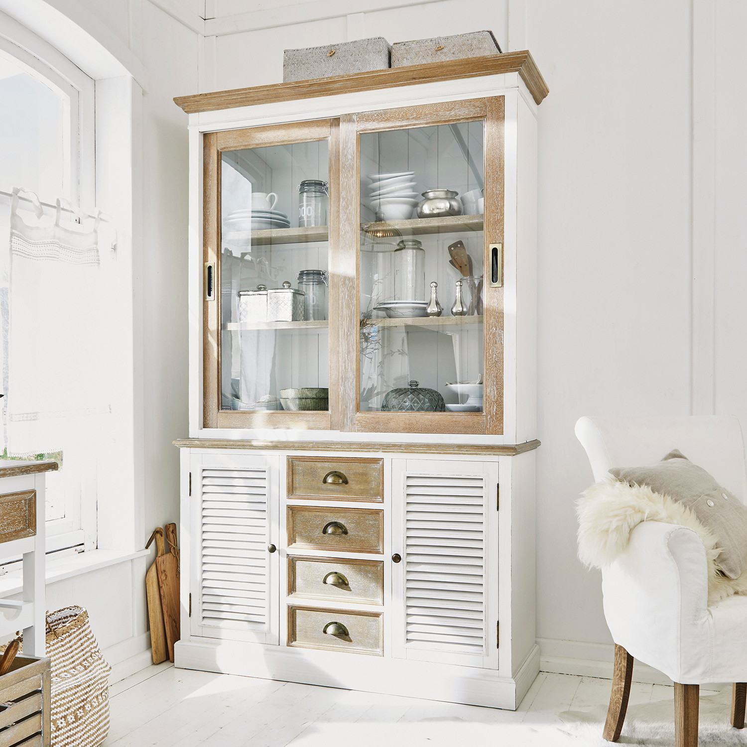 Schrank Moosehide Weiße Holzvitrine mit Glasschiebetüren und Schubladen im rustikalen Stil