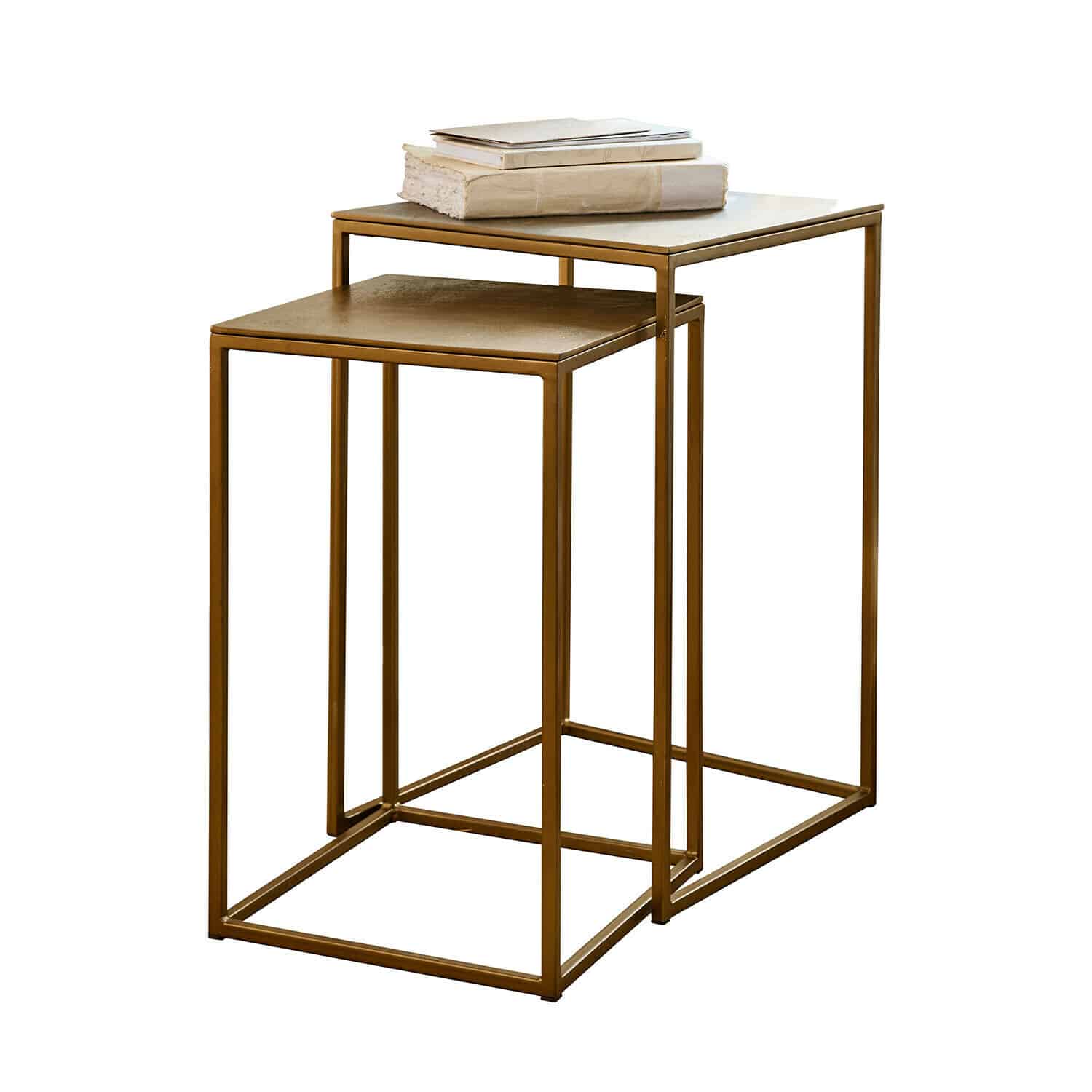 Set aus zwei Beistelltischen aus Metall in Messingfarbe mit Büchern auf der oberen Platte