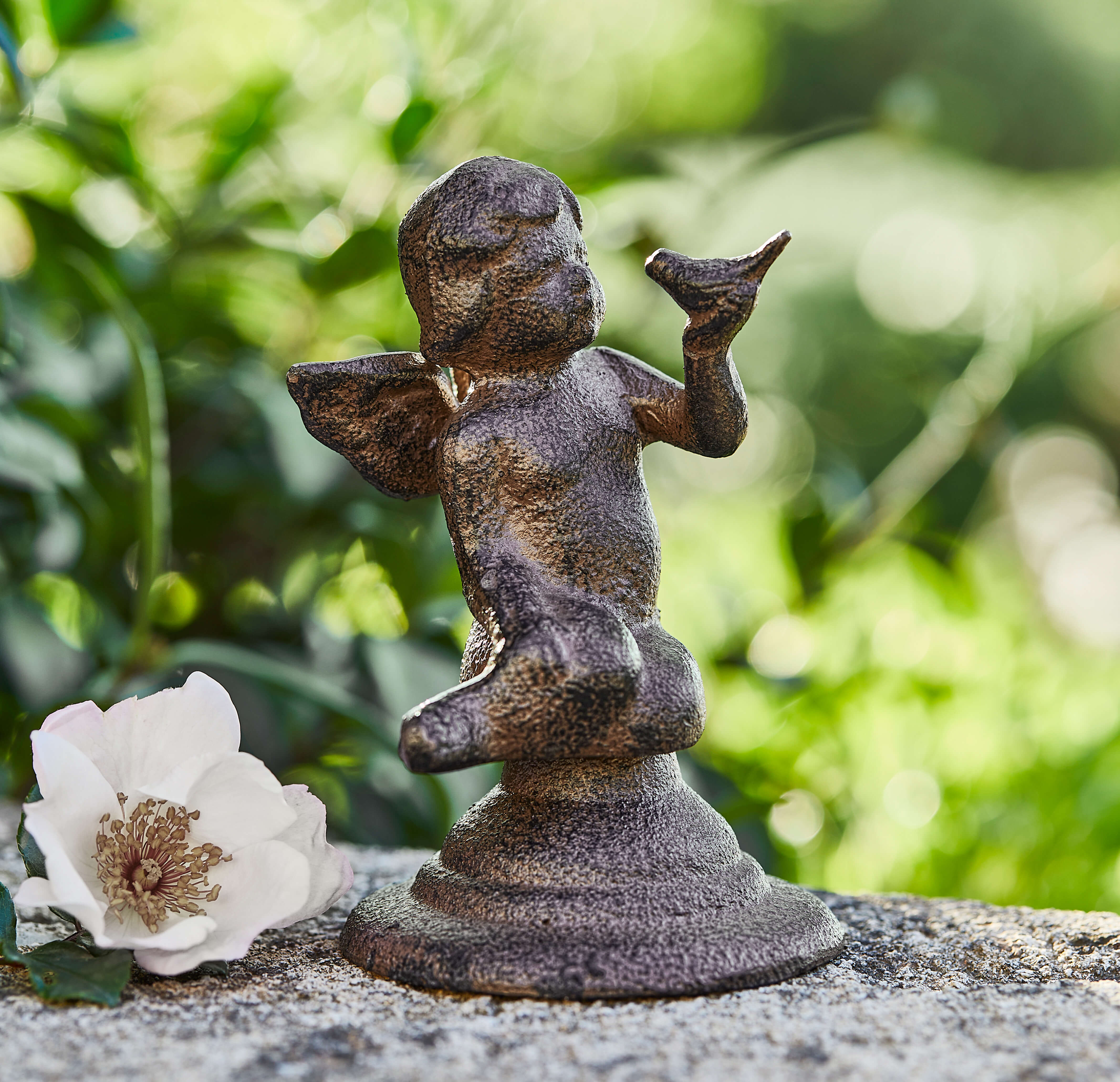 Bronzefarbene Metallfigur eines Engels mit Vogel, dekorative Gartenfigur im Freien