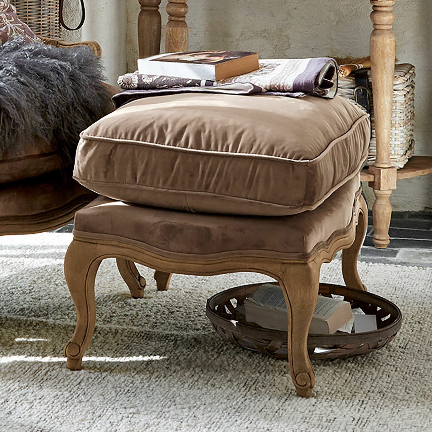 Hocker Corlay Beiger Hocker mit weichem Samtkissen und geschnitztem Holzrahmen im Vintage-Stil