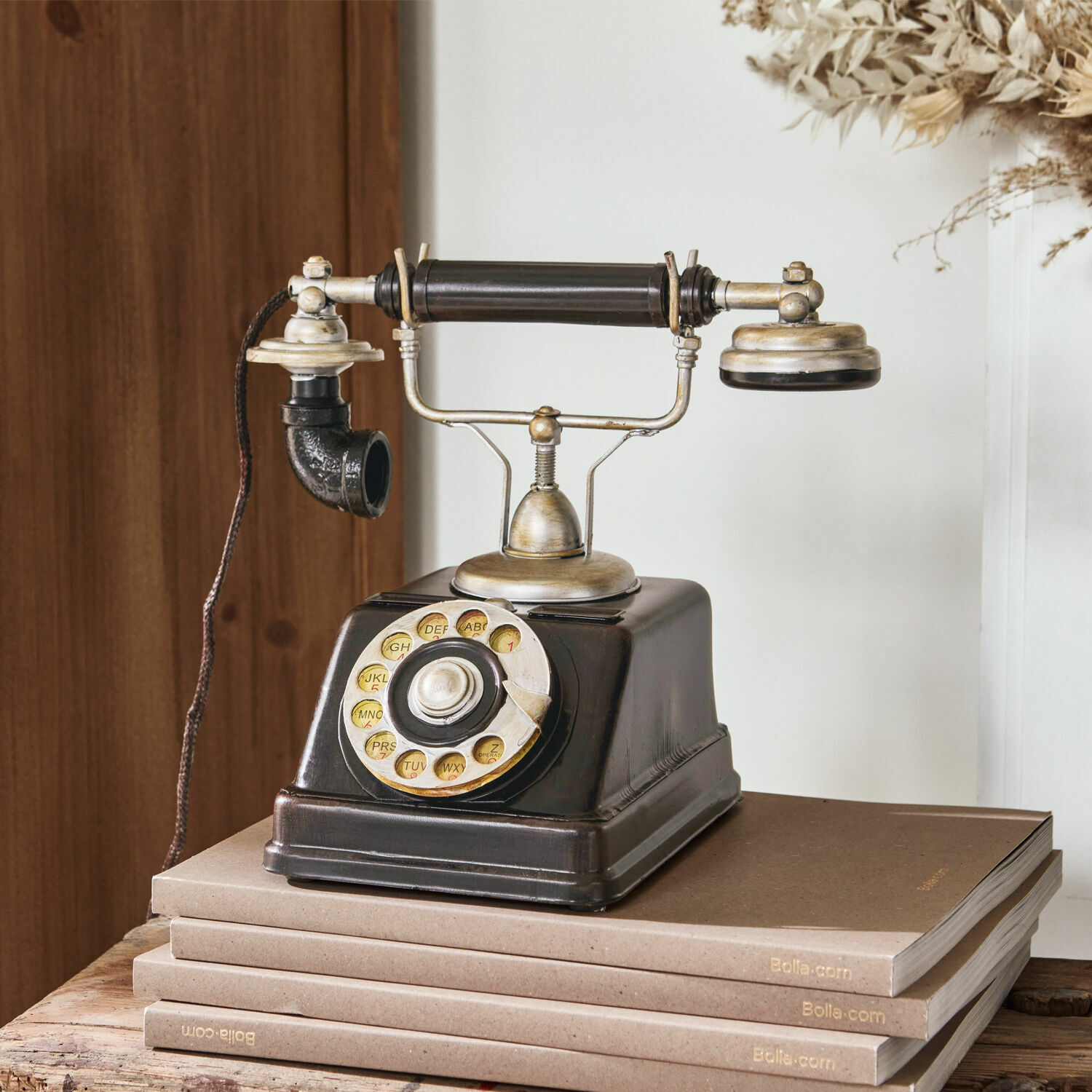 Deko-Telefon Upavon Alter schwarzer Wählscheibentelefon mit Metallteilen auf einem Stapel brauner Bücher