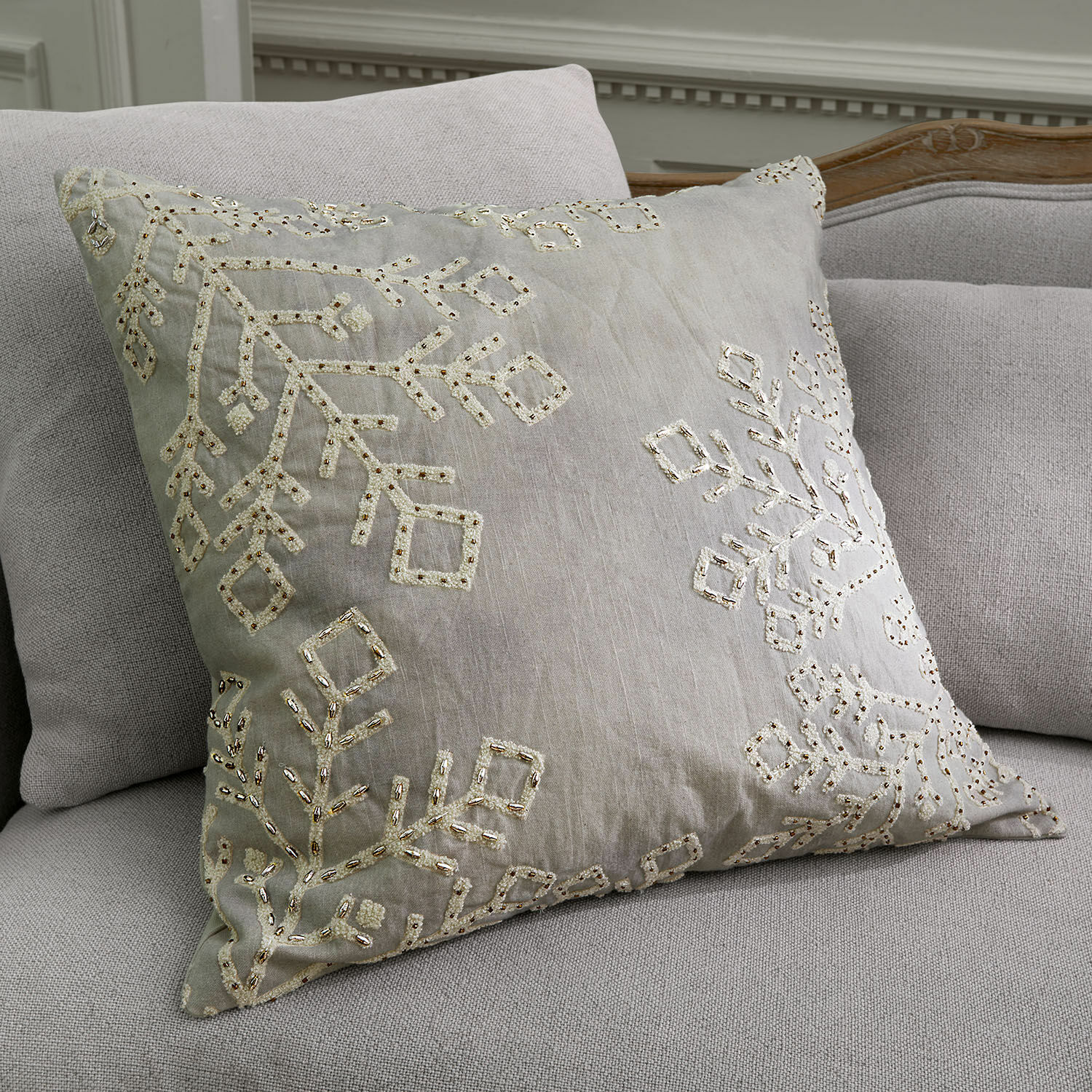 Kissenhülle Halezan Beige Zierkissen mit Stickerei und Pailletten auf hellgrauem Sofa, Wohntextilien