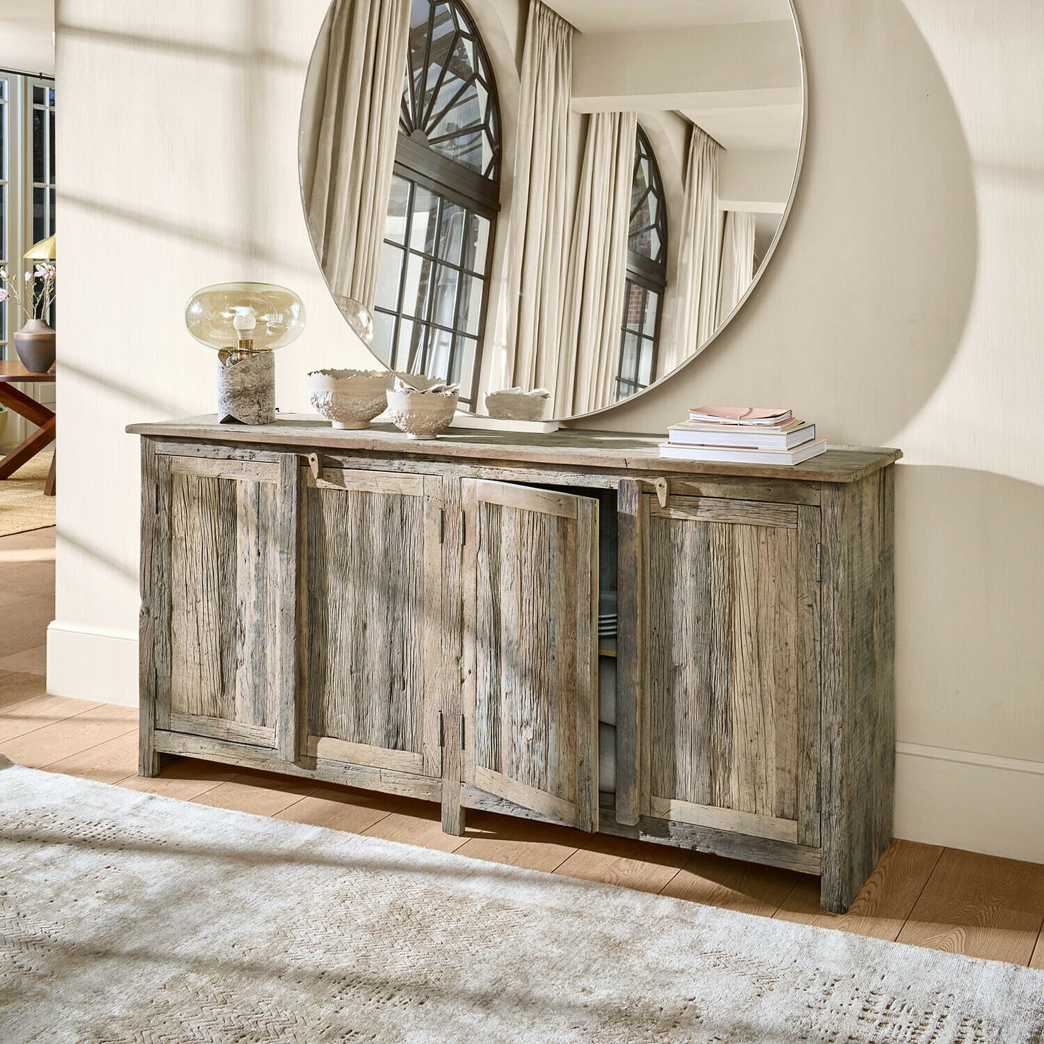 Sideboard Corvillon Rustikaler grauer Holzsideboard mit vier Türen und rundem dekorativem Wandspiegel