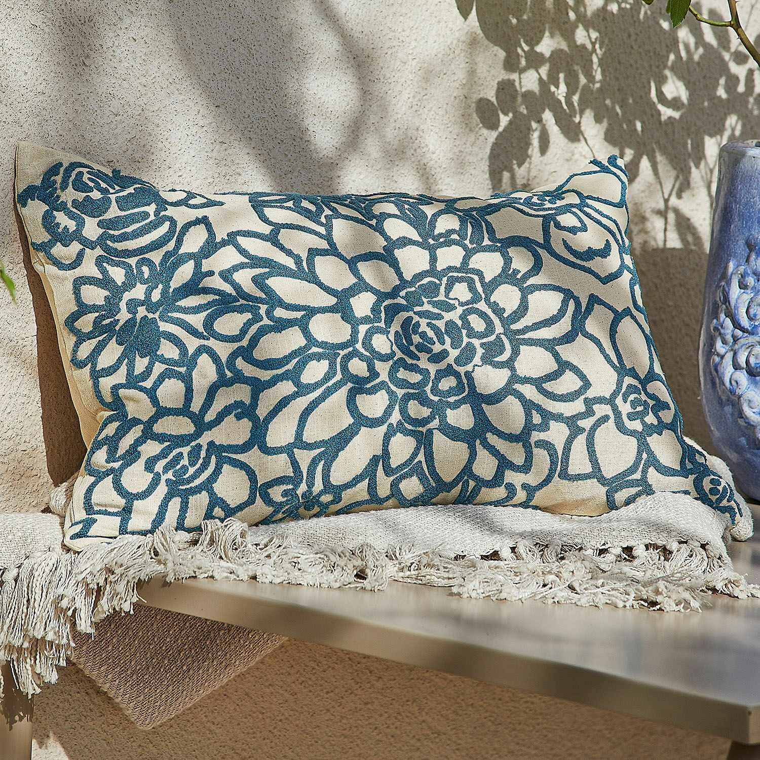 Kissenhülle Jacje Dekoratives Baumwollkissen in Creme mit blauem Blumenmuster und Fransen für Wohnraum
