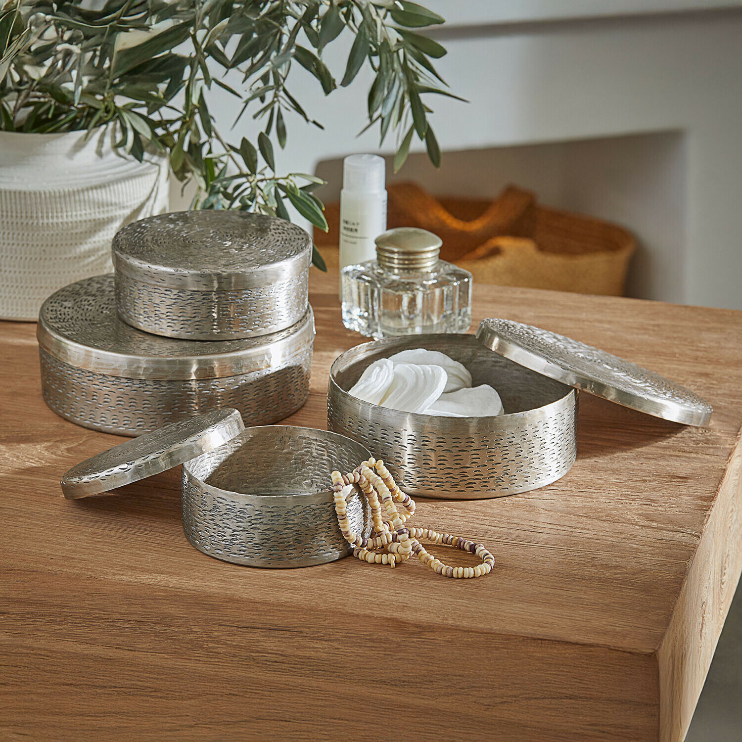 Dose 4er Set Silvaras Set aus drei runden Metallbehältern in Silber zum Aufbewahren von Kosmetik und Schmuck auf Holztisch
