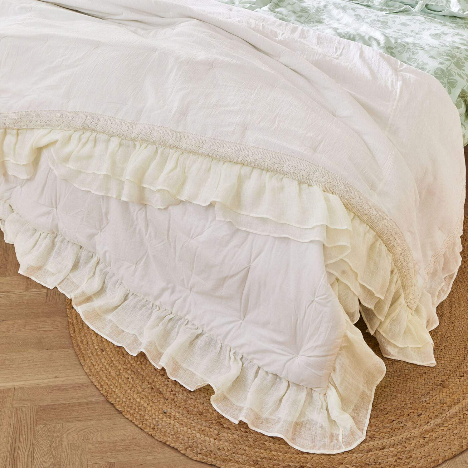 Quilt Jolévianne Weiße Tagesdecke mit Rüschen und Spitzenbesatz auf einem Juteteppich