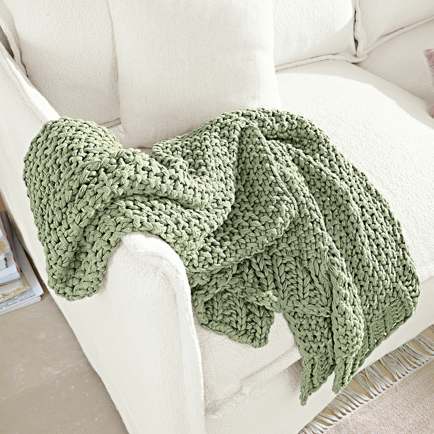 Plaid Plixoren Weiche grüne grob gestrickte Decke auf weißem Sofa, gemütliche Wohnraumdekoration