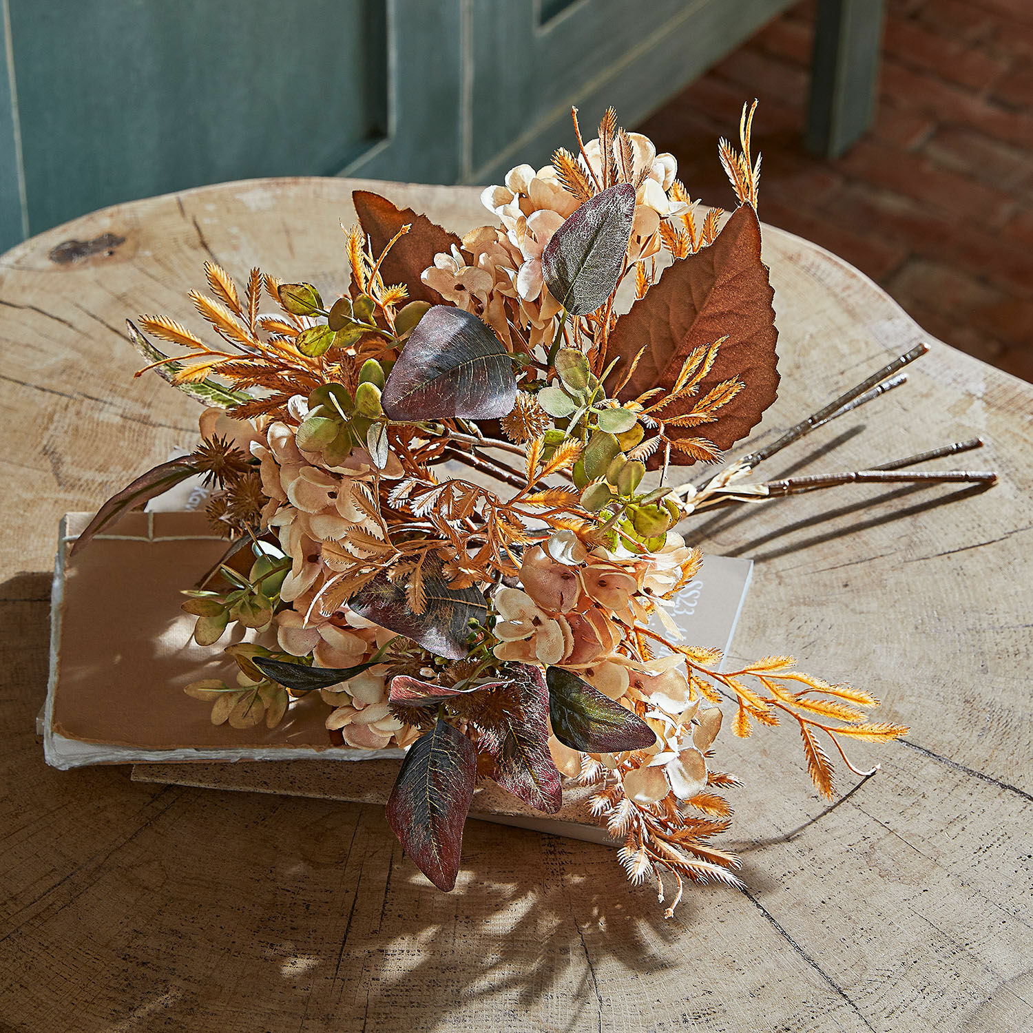 Deko-Blumenstrauß Grazietta Künstlicher Blumenstrauß in Beige- und Brauntönen auf Holztisch als Wohnaccessoire
