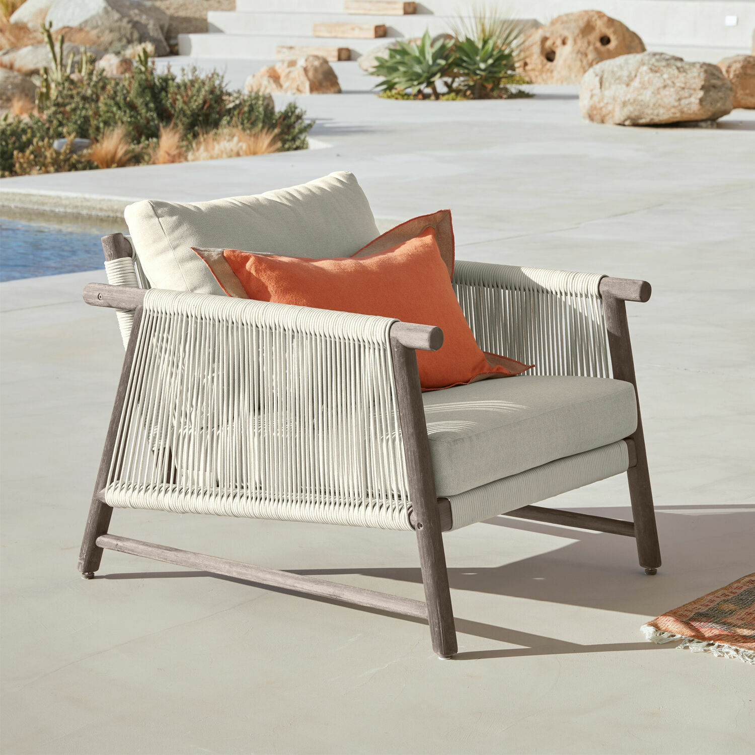 Sessel FSC®-100% Clarmontaine Outdoor-Sessel aus Holz und beigeem Seil mit orangefarbenem Kissen, Terrassenmöbel